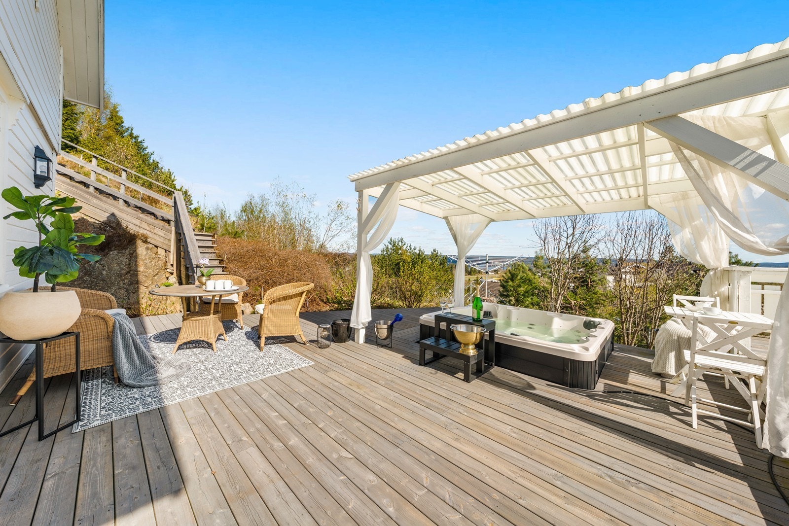 Her kan dagene nytes i en nedfelt jacuzzi, delvis under en overbygget pergola. Galleribilde