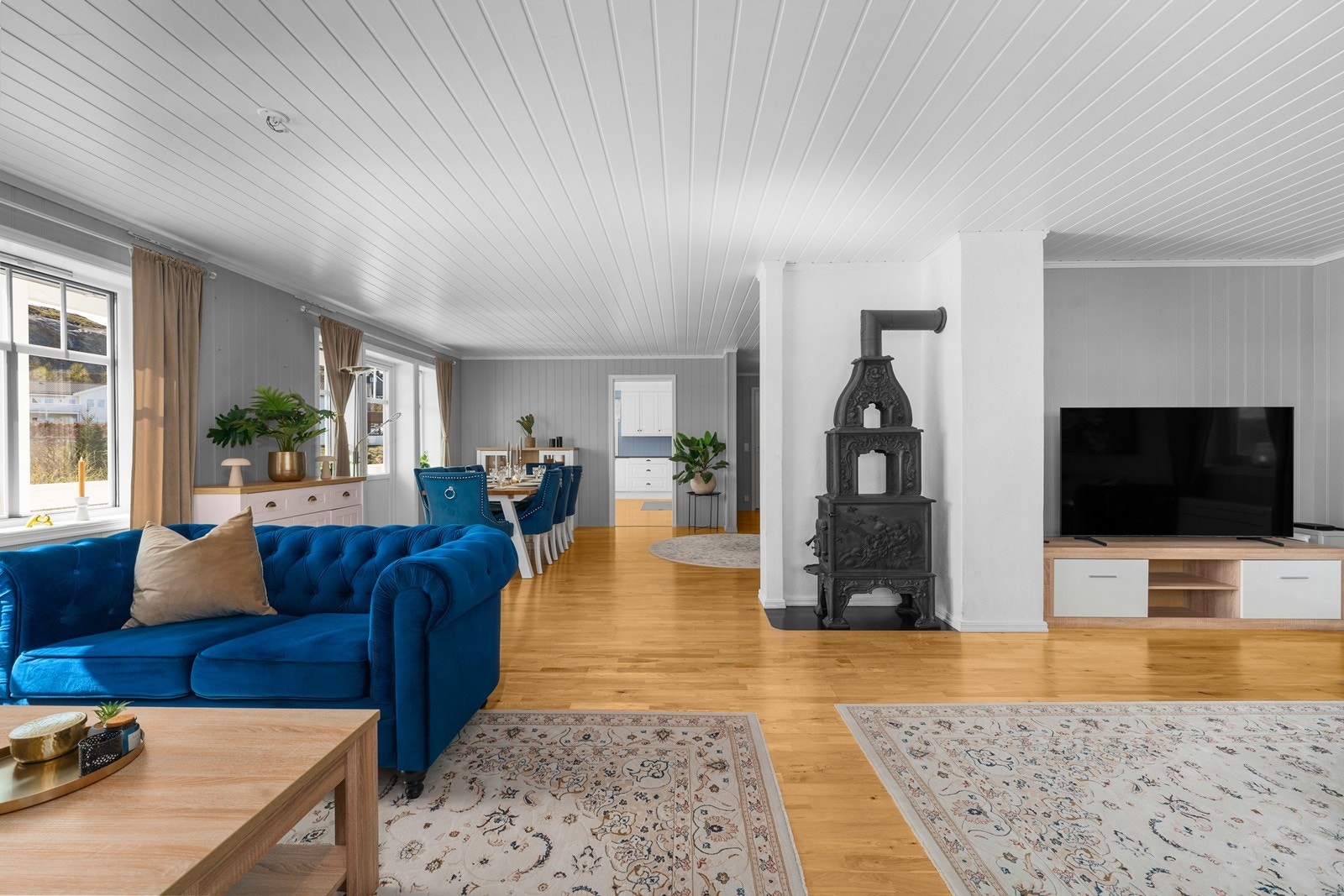 En klassisk vedovn gir ekstra varme og stemning, og supplerer boligens luft-til-luft-varmepumpe. Galleribilde