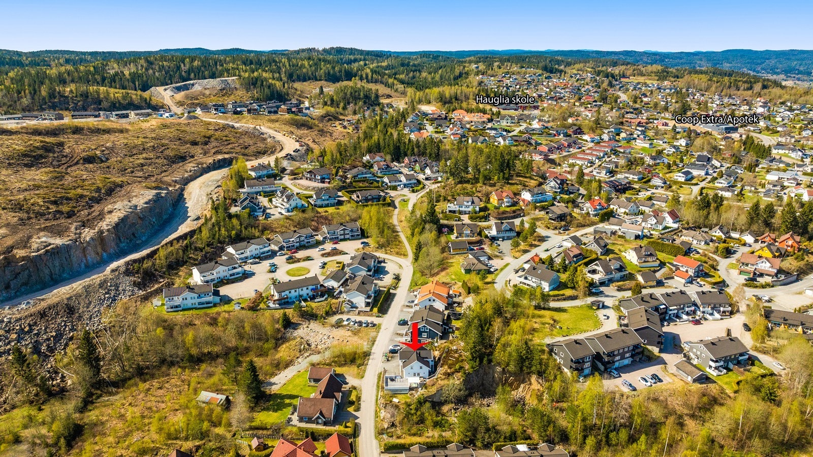 Gangavstand til blant annet Hauglia skole (ca 13 min), Coop Extra og Apotek1. Galleribilde