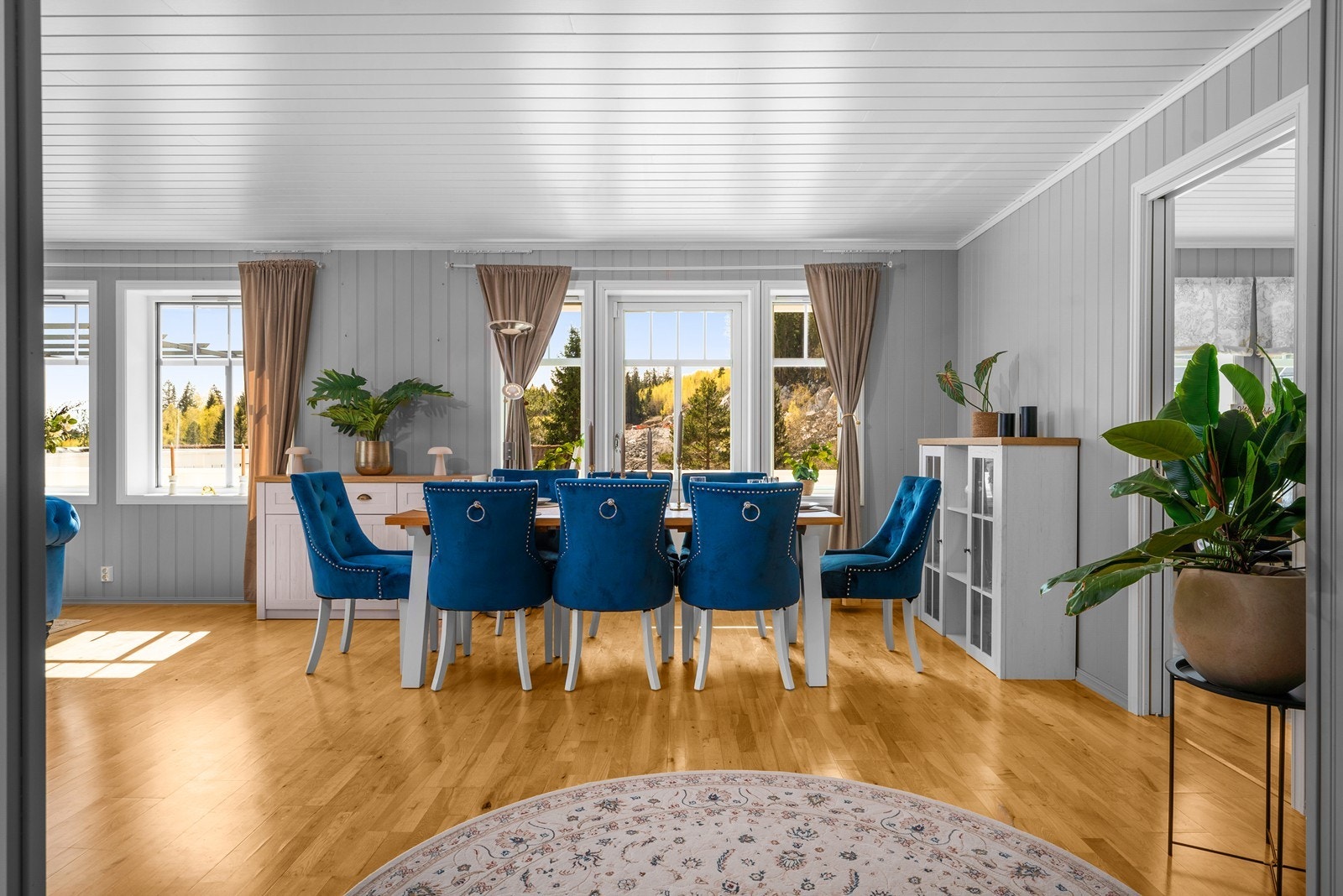 Spisestuen har rikelig med plass til langbord og er et naturlig samlingspunkt for større selskaper. Galleribilde