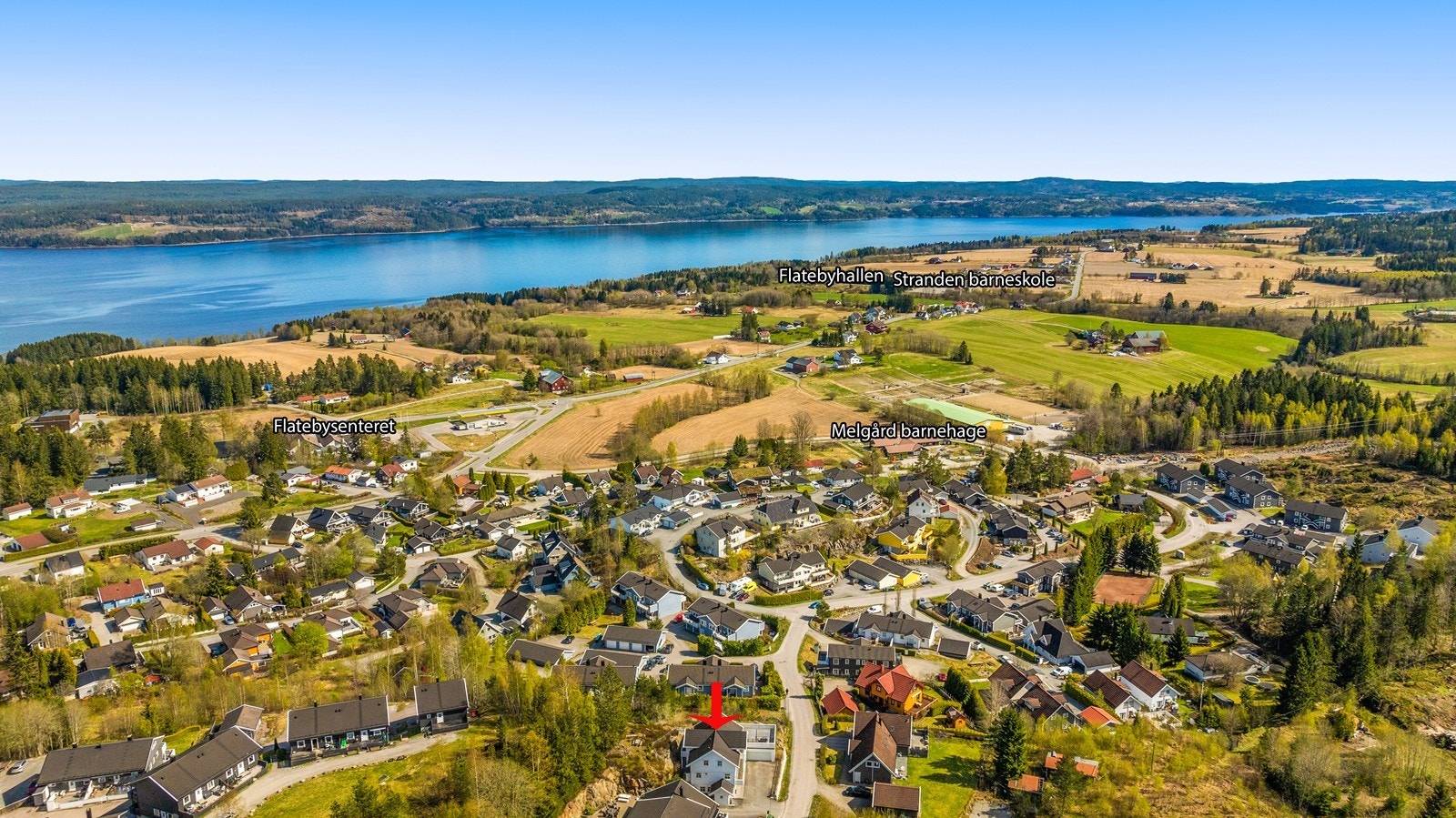 Adressen har en barnevennlig beliggenhet, med gangavstand til blant annet Melgård barnehage, Hauglia skole og Flatebysenteret. Galleribilde