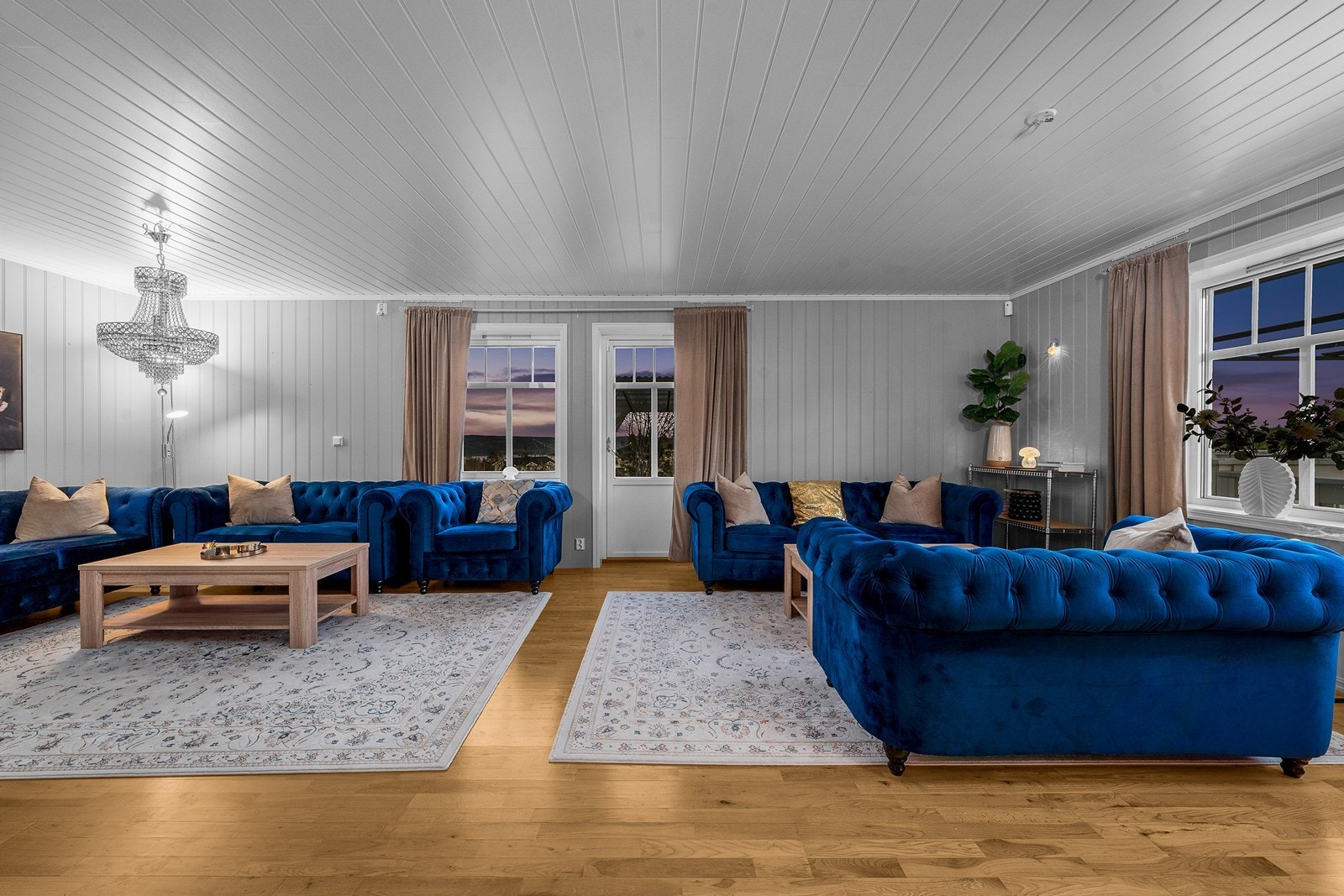 Også på kveldstid er stuen et innbydende og lunt oppholdsrom. Galleribilde