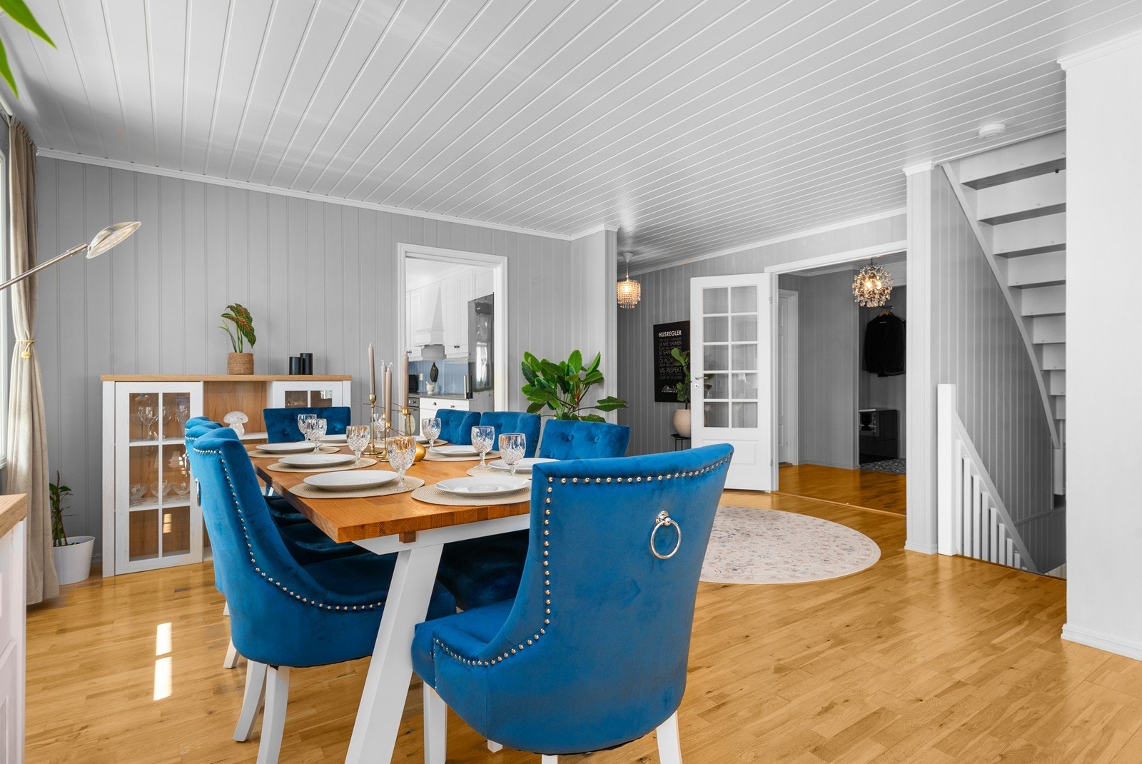 Fra spisestuen er det en åpen og sosial forbindelse til både hallen og kjøkkenet. Galleribilde