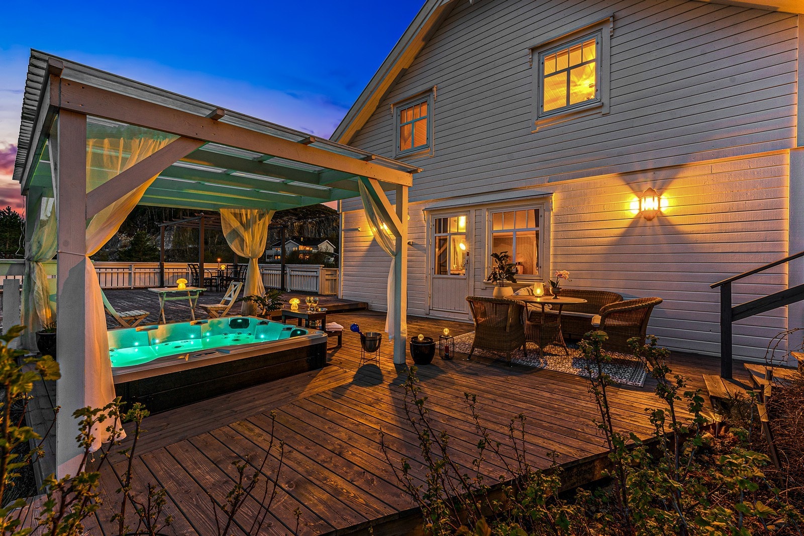 Boligen har terrasse med pergola og jacuzzi. Fra terrassen er det nydelig panoramautsikt mot Øyeren. Galleribilde
