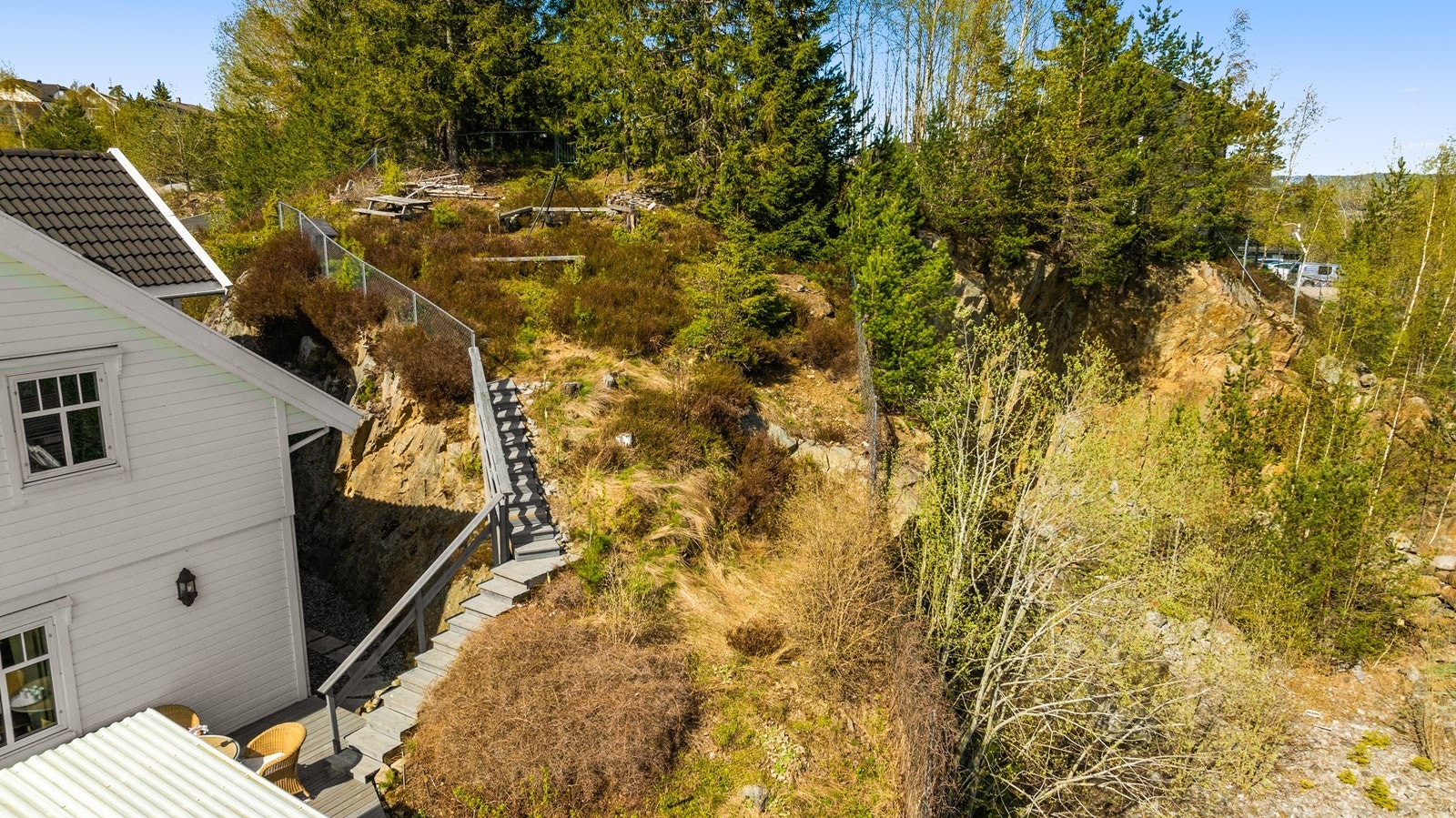 En trapp fører opp til den øvre delen av naturtomten. Galleribilde