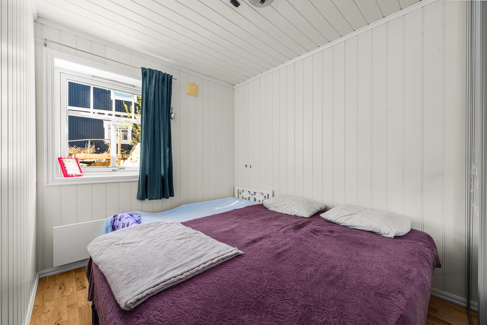 Leiligheten har ett soverom og en egen bod for lagring. Galleribilde