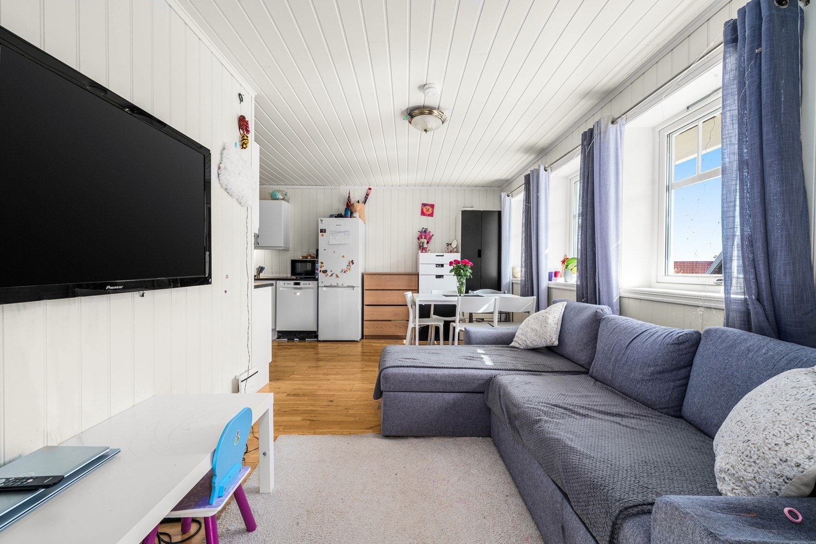 Den andre utleieenheten har egen inngang fra gårdsplassen og er en leilighet med stue/kjøkken, soverom, bad, entré og bod. Galleribilde