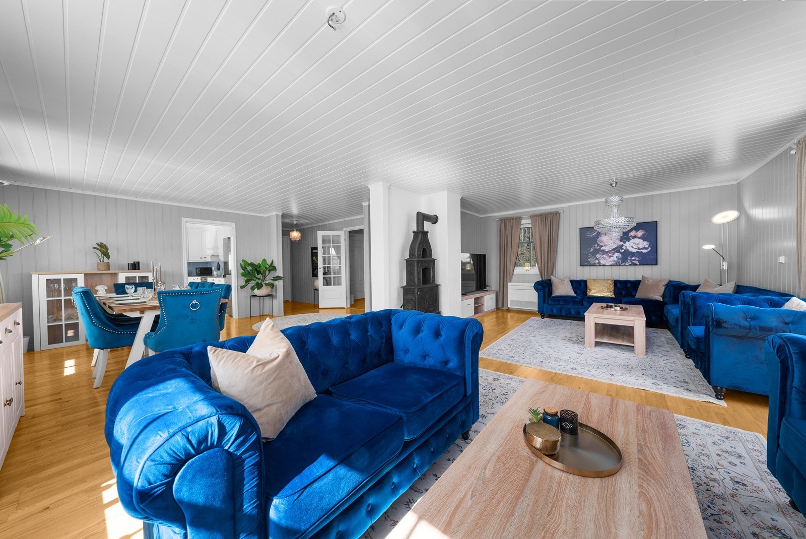 Den romslige planløsningen gir plass til flere møbelgrupper for både sofakos og sosiale soner. Galleribilde