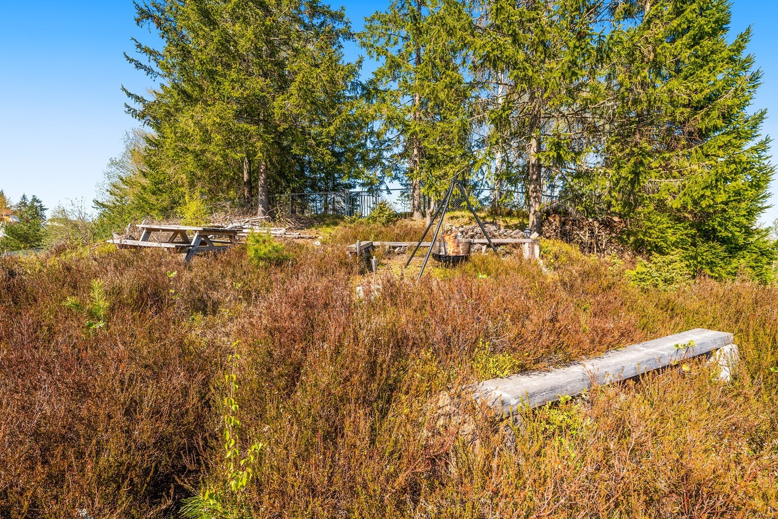 På toppen av tomten er det etablert en hyggelig uteplass nydelige utsiktsforhold. Galleribilde