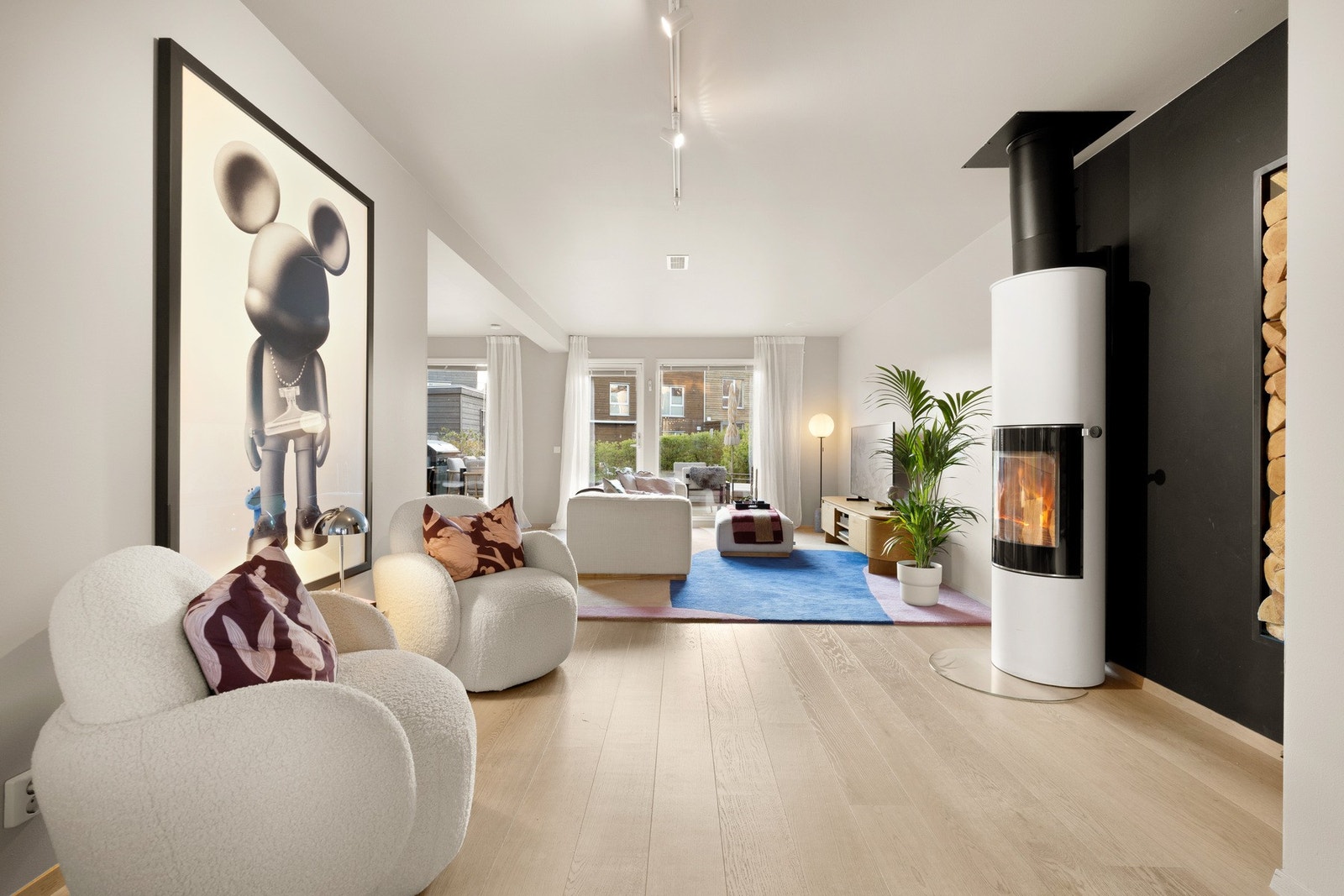 Inntegrerte premium takhøytalere fra Bowers & Wilkins i stue og kjøkken Galleribilde