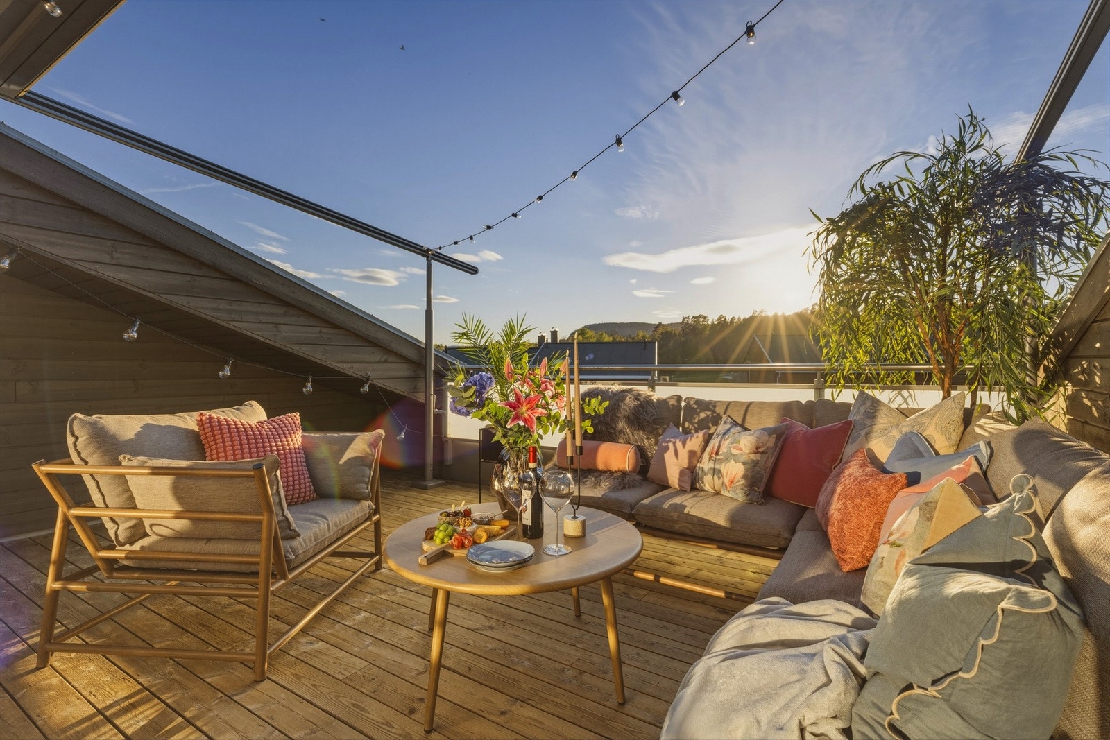 Den flotte takterrassen blir raskt en favorittplass i sommerhalvåret, med sen kveldssol og gode solforhol. Galleribilde