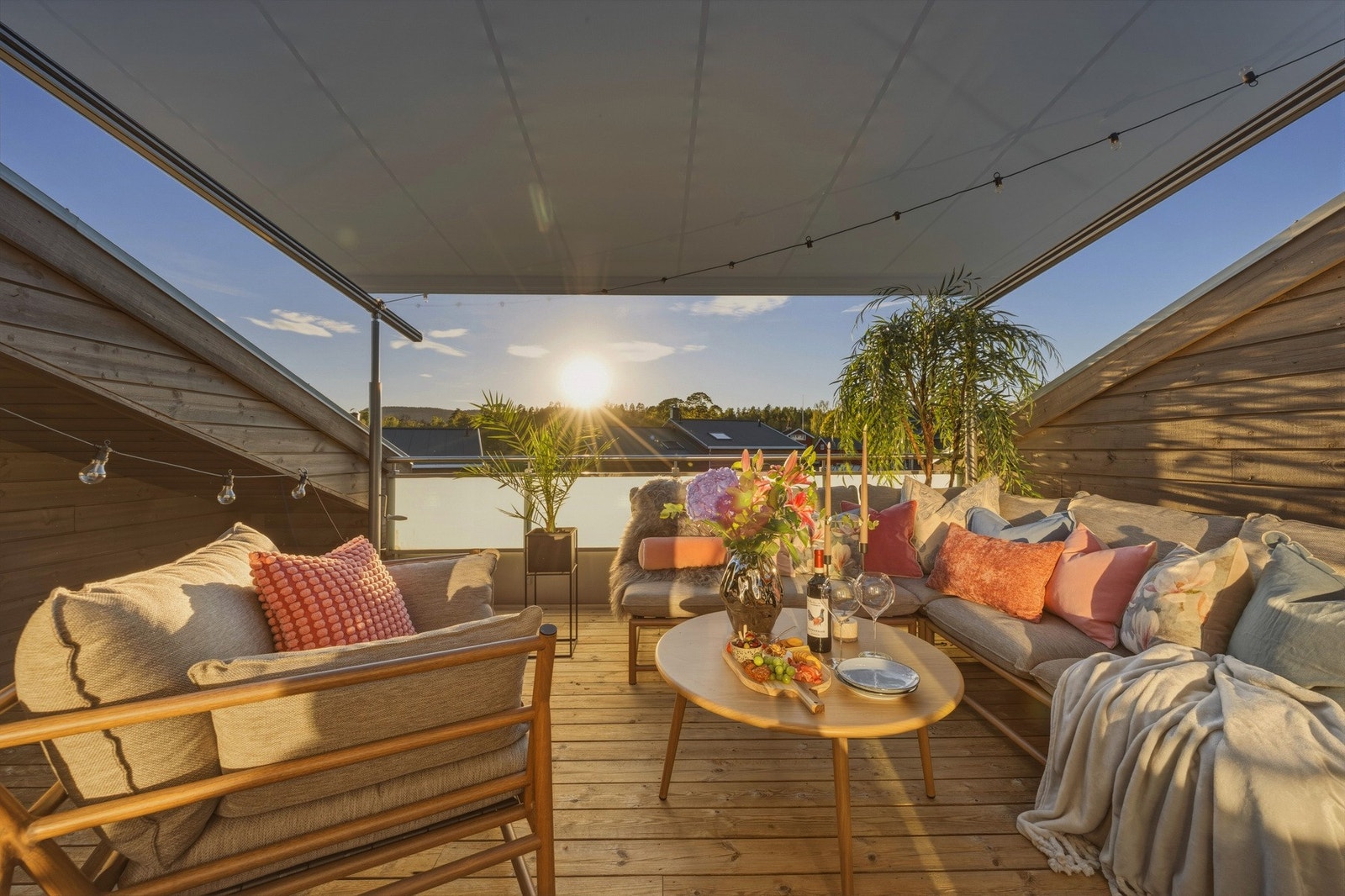 Takterrassen har elektrisk heldekkende pergola. Galleribilde