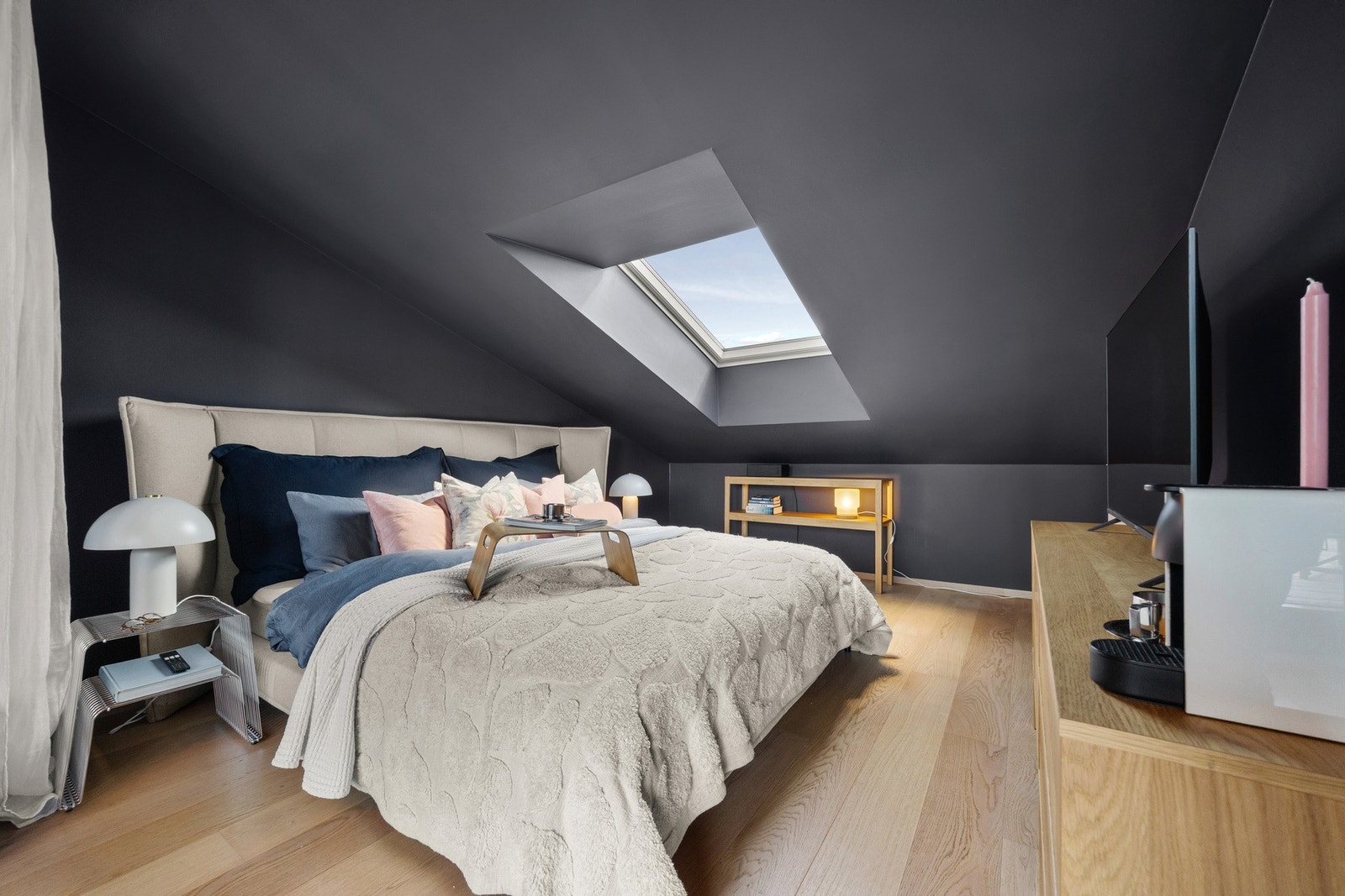 Loftstuen er i dag innredet som hovedsoverom. Galleribilde