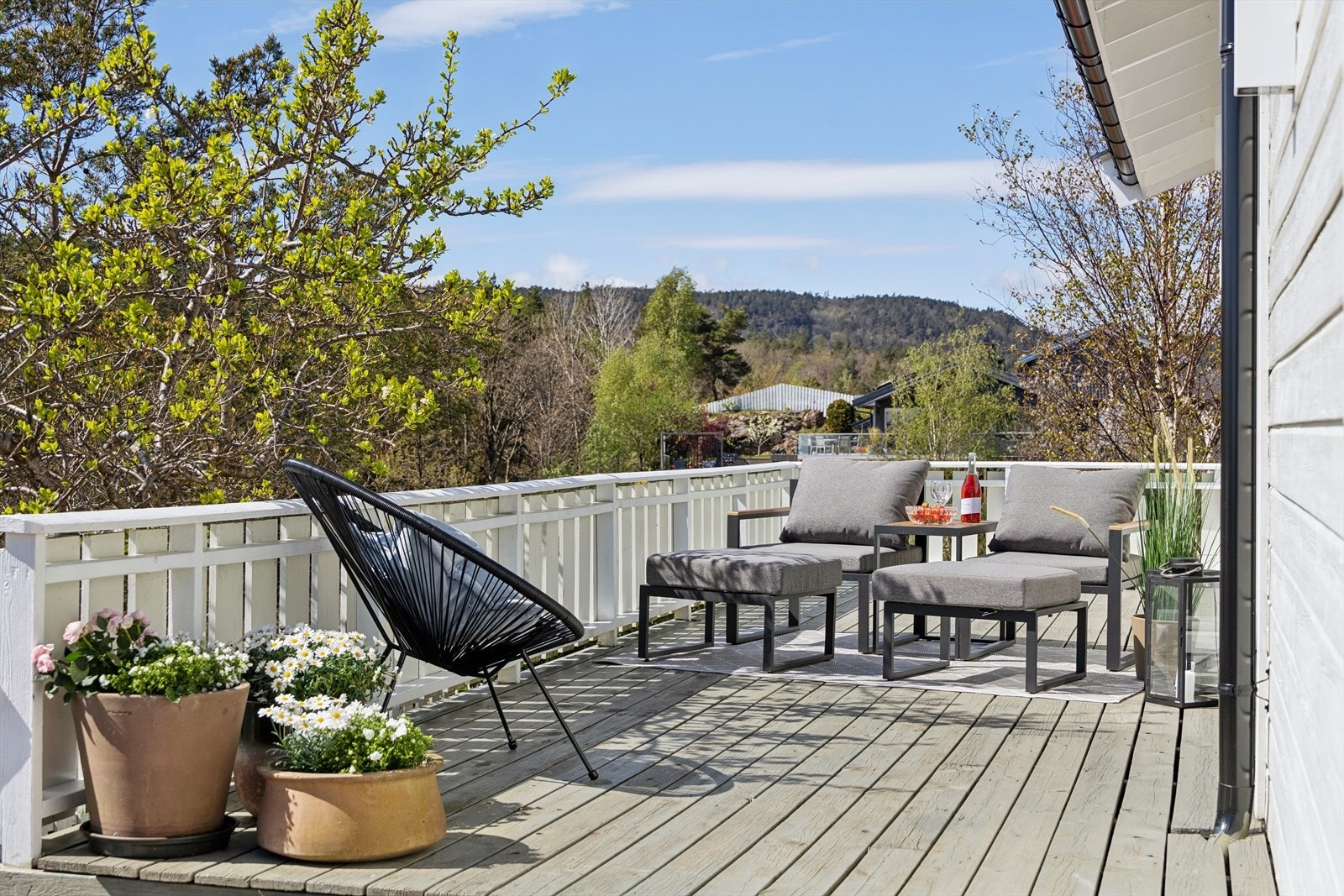 Her er det god plass til utemøbler, grill og beplantning. Terrassene oppleves som en naturlig forlengelse av boligen, og legger til rette for et aktivt og trivelig uteliv med gode solforhold og fin atmosfære. Galleribilde