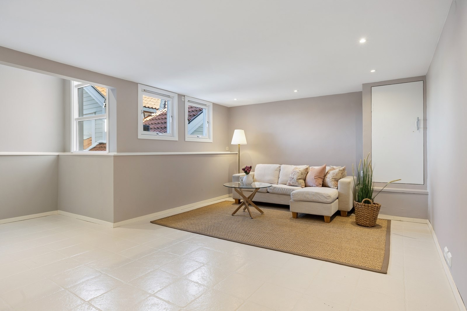 Kjellerstuen fremstår som et lekkert og lyst rom med et moderne preg, som gir gode muligheter for både avslapning og ekstra oppholdsplass. Rommet er utstyrt med downlights i taket som gir jevn og behagelig belysning. Galleribilde