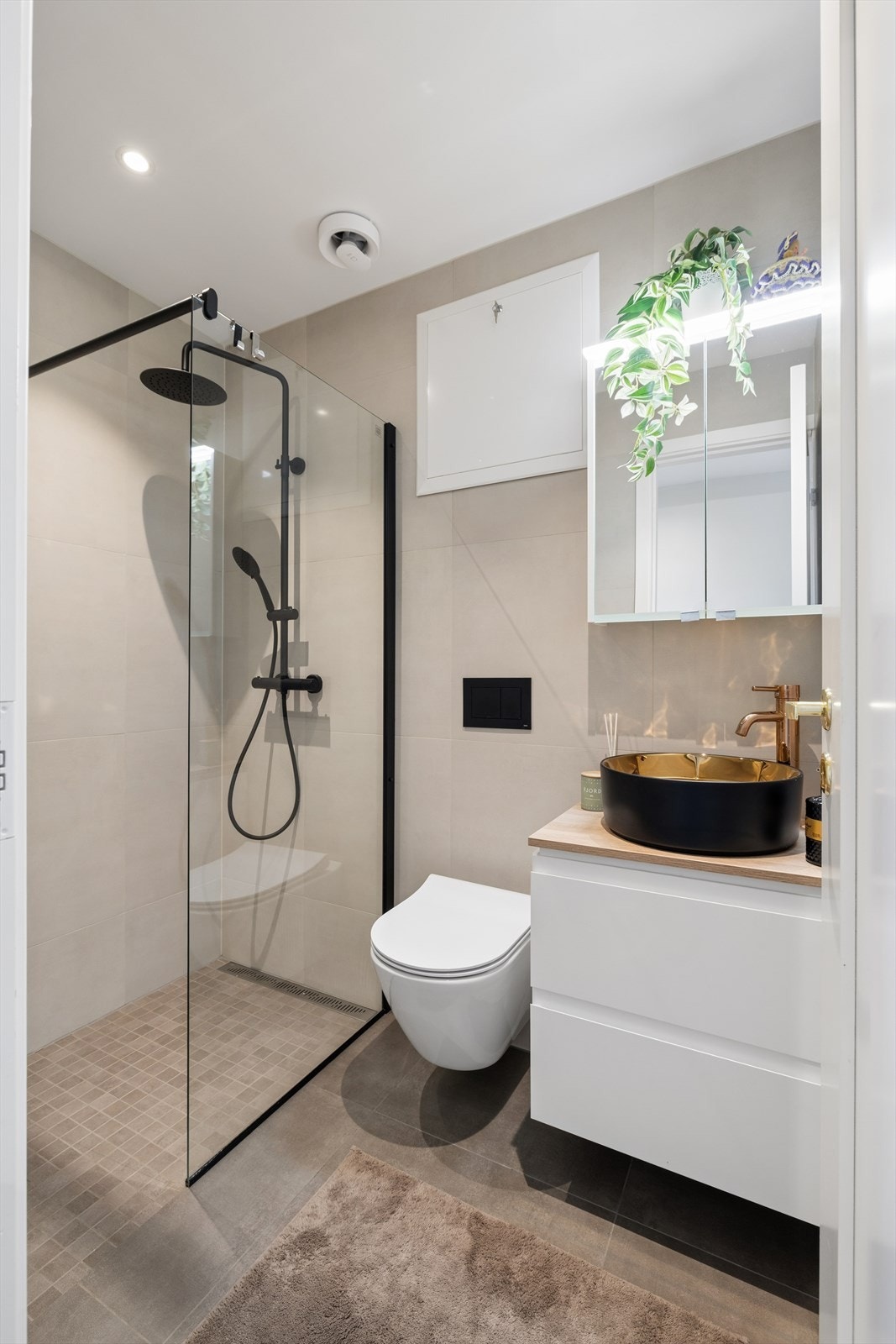Etasjen inneholder også et lekkert bad fra 2022, med samme moderne standard som badet oppe. Galleribilde