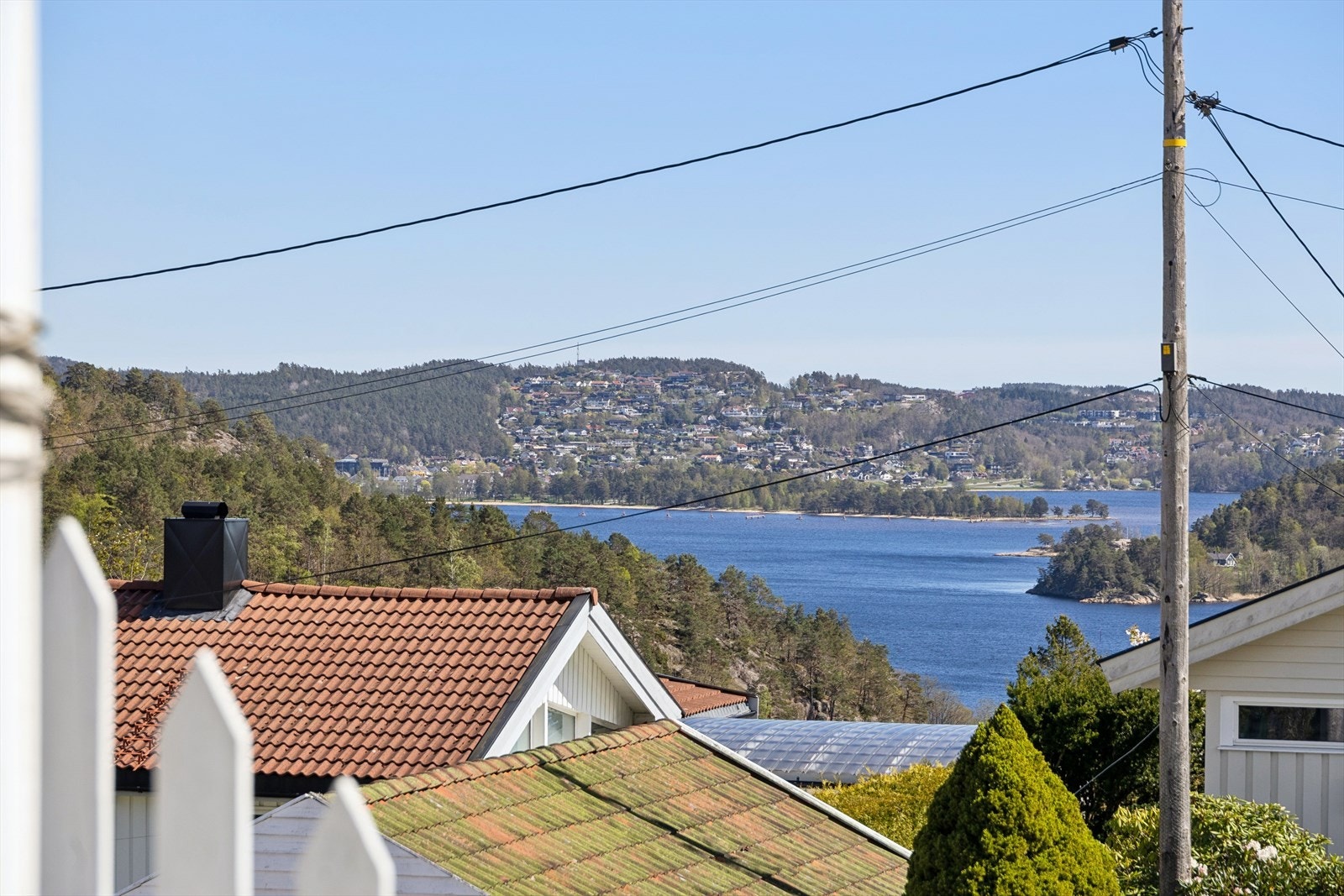 Beliggenheten byr på en flott og vidstrakt utsikt, med panoramablikk ut mot Hemningsvannet. Området er spesielt godt egnet for familier, med trygge og barnevennlige omgivelser. Galleribilde