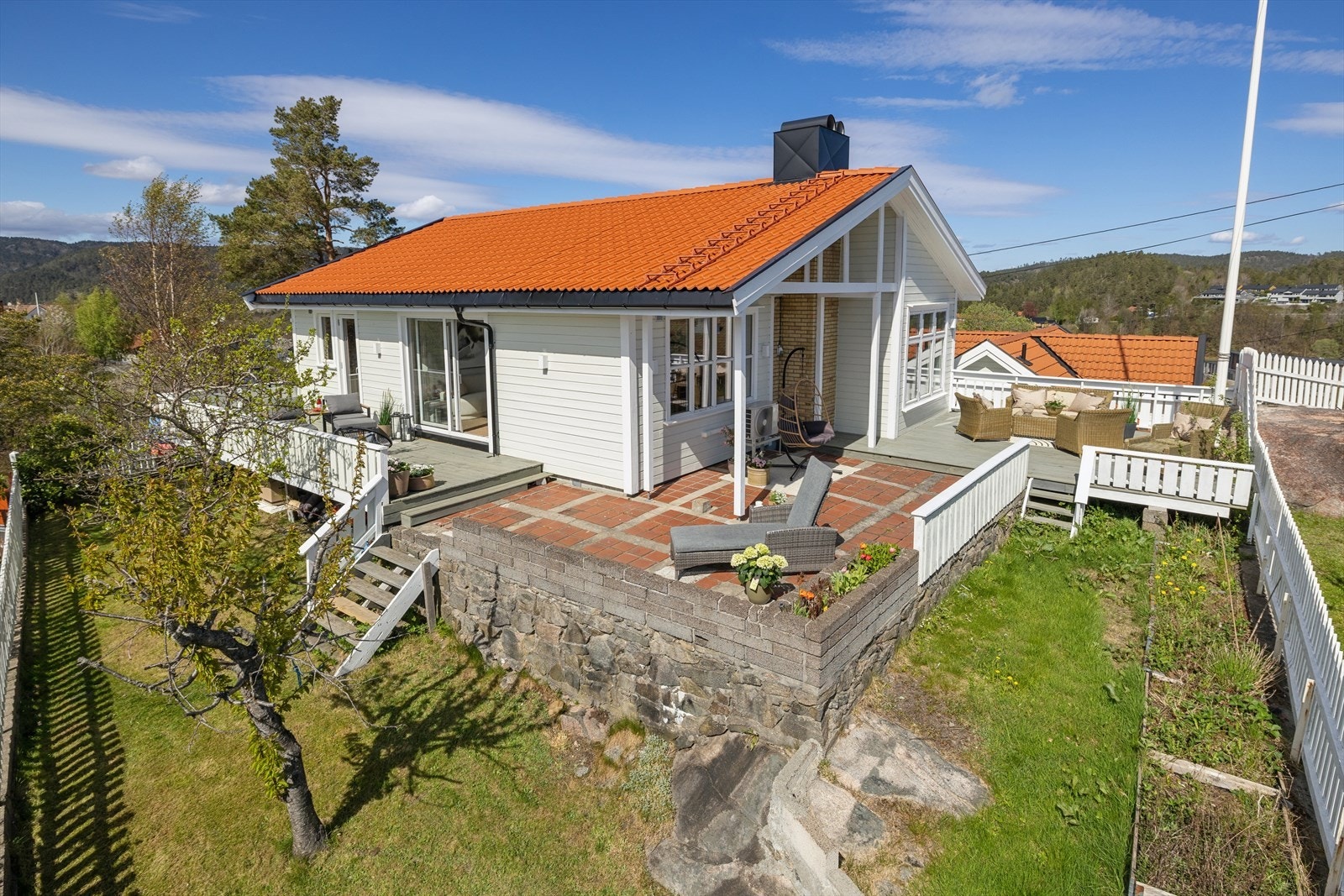 Taket ble skiftet i 2022 og fremstår som en solid og viktig oppgradering av boligen. I forbindelse med arbeidet ble det lagt ny takstein, samt etablert nye beslag og takrenner. Dette bidrar til økt funksjonalitet og bedre beskyttelse mot vær og vind. Galleribilde