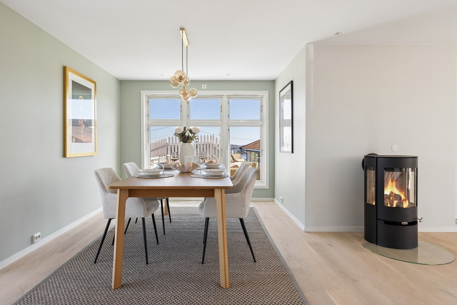 Gulvet er kledd med flott Boen parkett, og en nyere rentbrennende peisovn fra 2020 er pent plassert mellom stue- og spisedel. Store vindusflater sørger for rikelig med naturlig lys og lar den flotte utsikten bli en del av interiøret. Galleribilde