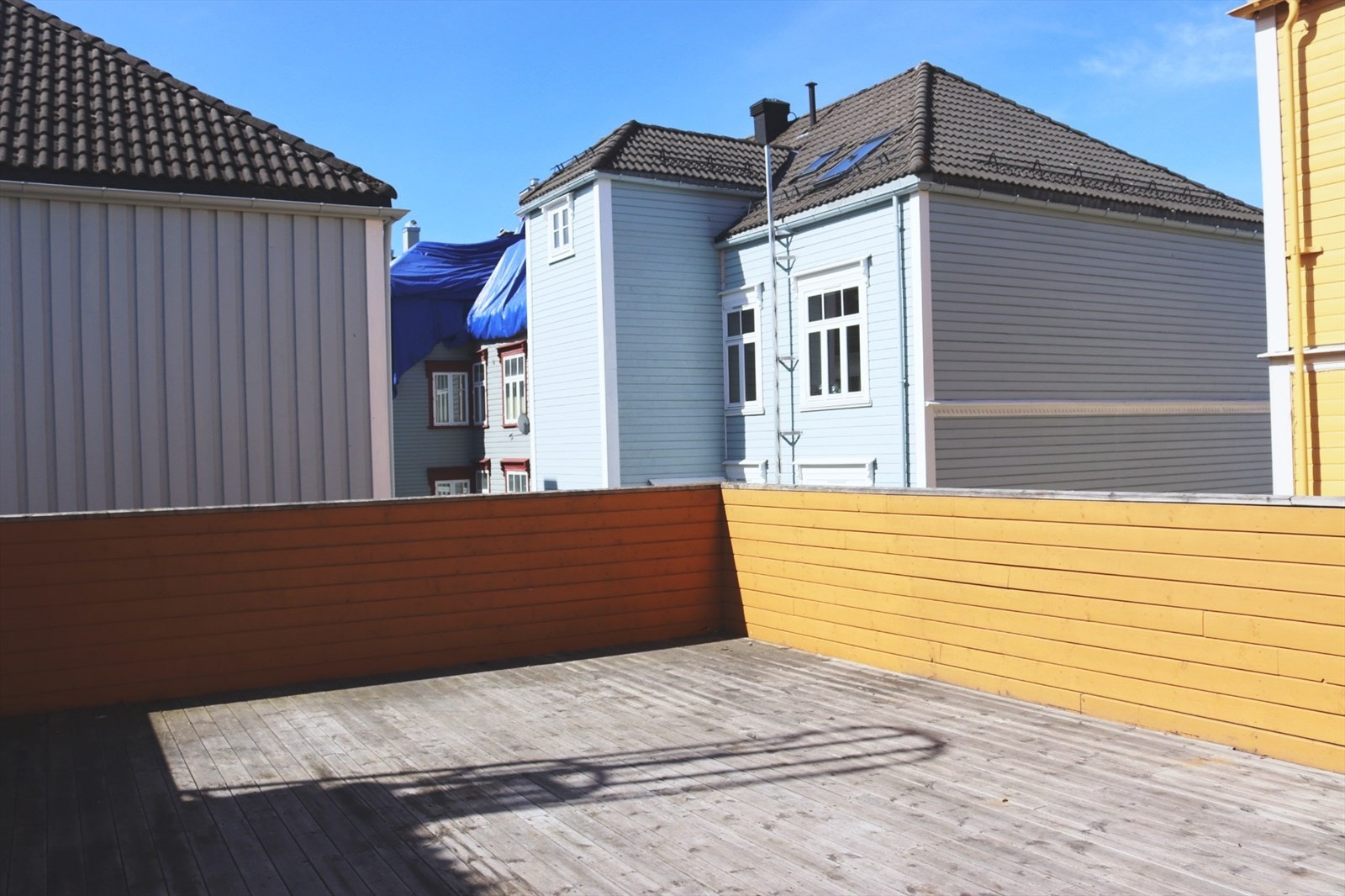 Felles takterrasse som byr på gode solforhold. Galleribilde