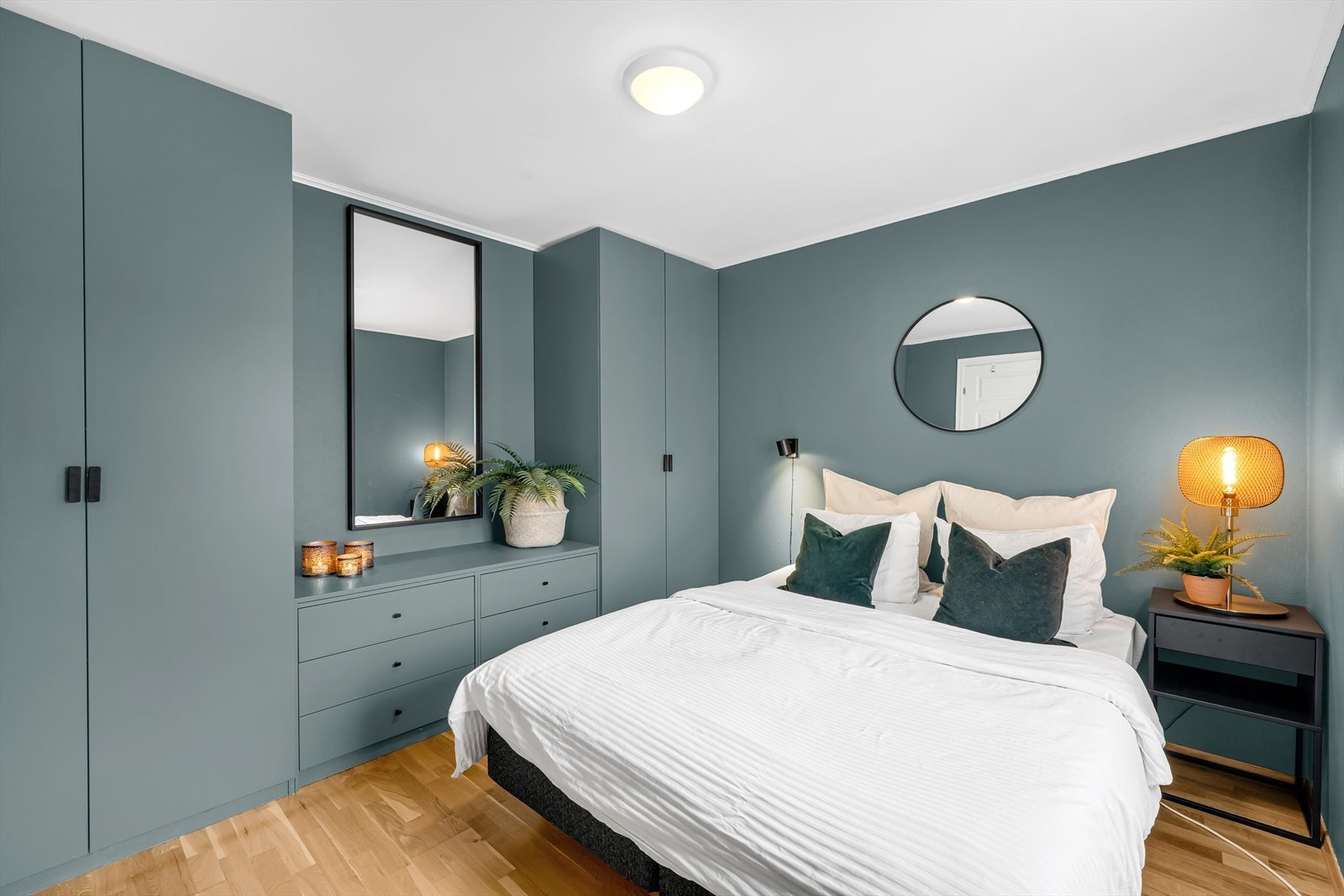 Leiligheten byr på tre soverom hvorav dette er det største og er på ca. 11m². Praktisk garderobeløsning, som medfølger handelen. Galleribilde