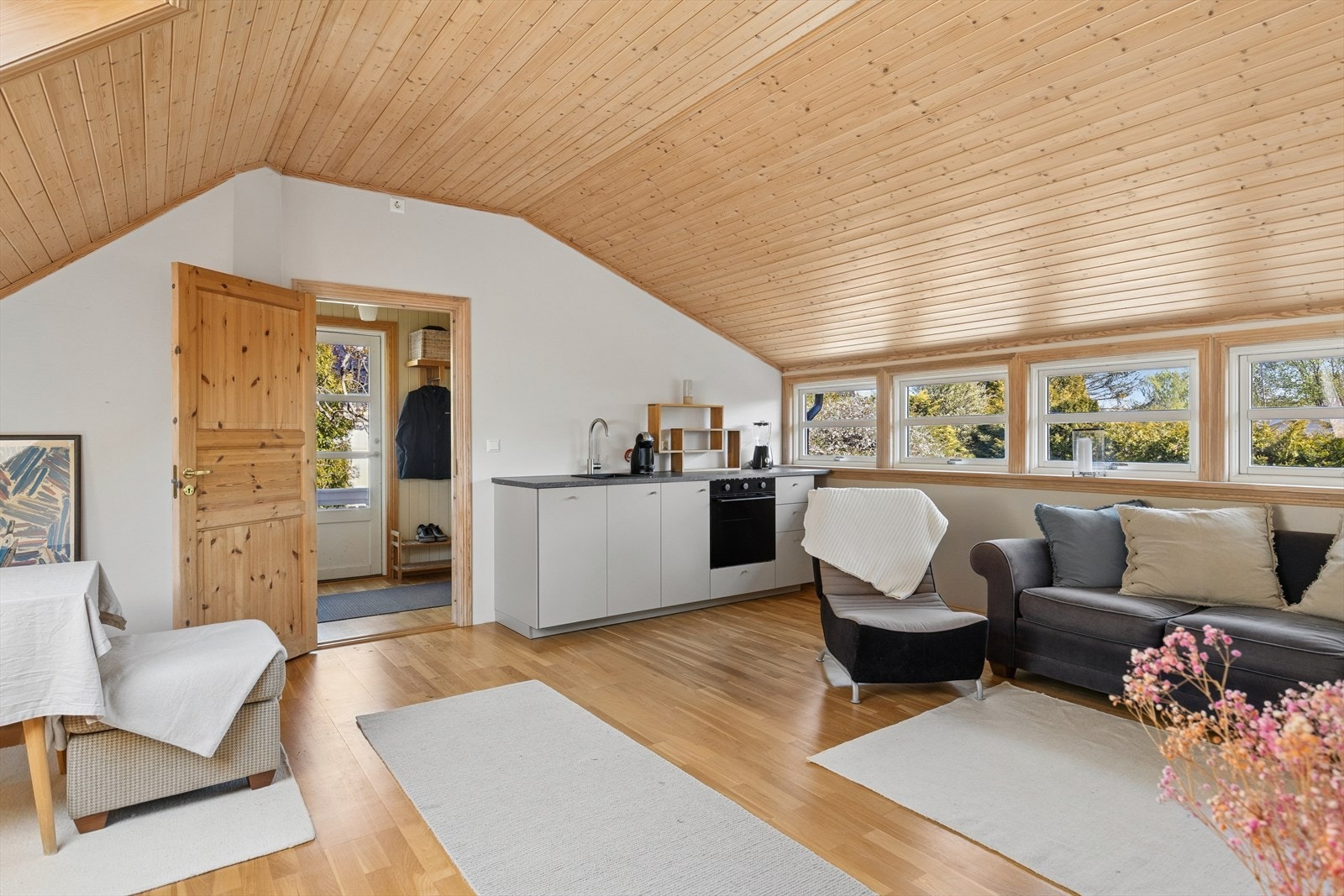 Leiligheten består av en entré med tilhørende bod, baderom, stue/kjøkken og to boder, benyttet som soverom. Galleribilde