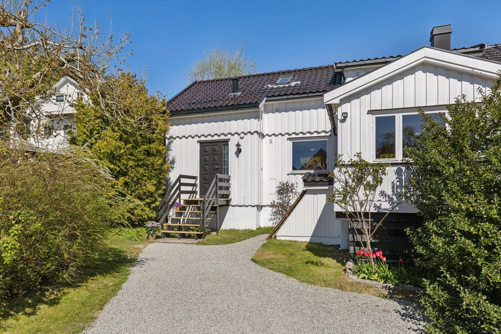 Eiendommen består av en sjarmerende hvitmalt enebolig... Galleribilde