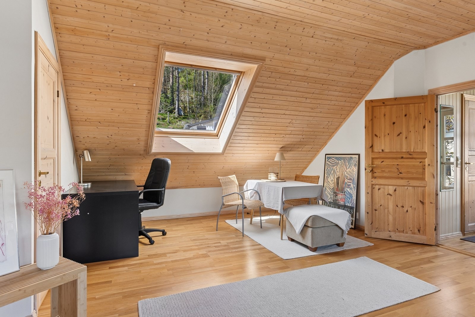 Rommet fremstår svært romslig og lyst med god takhøyde og store vindusflater. Plass til spisebord, kontor, og sofa. Galleribilde