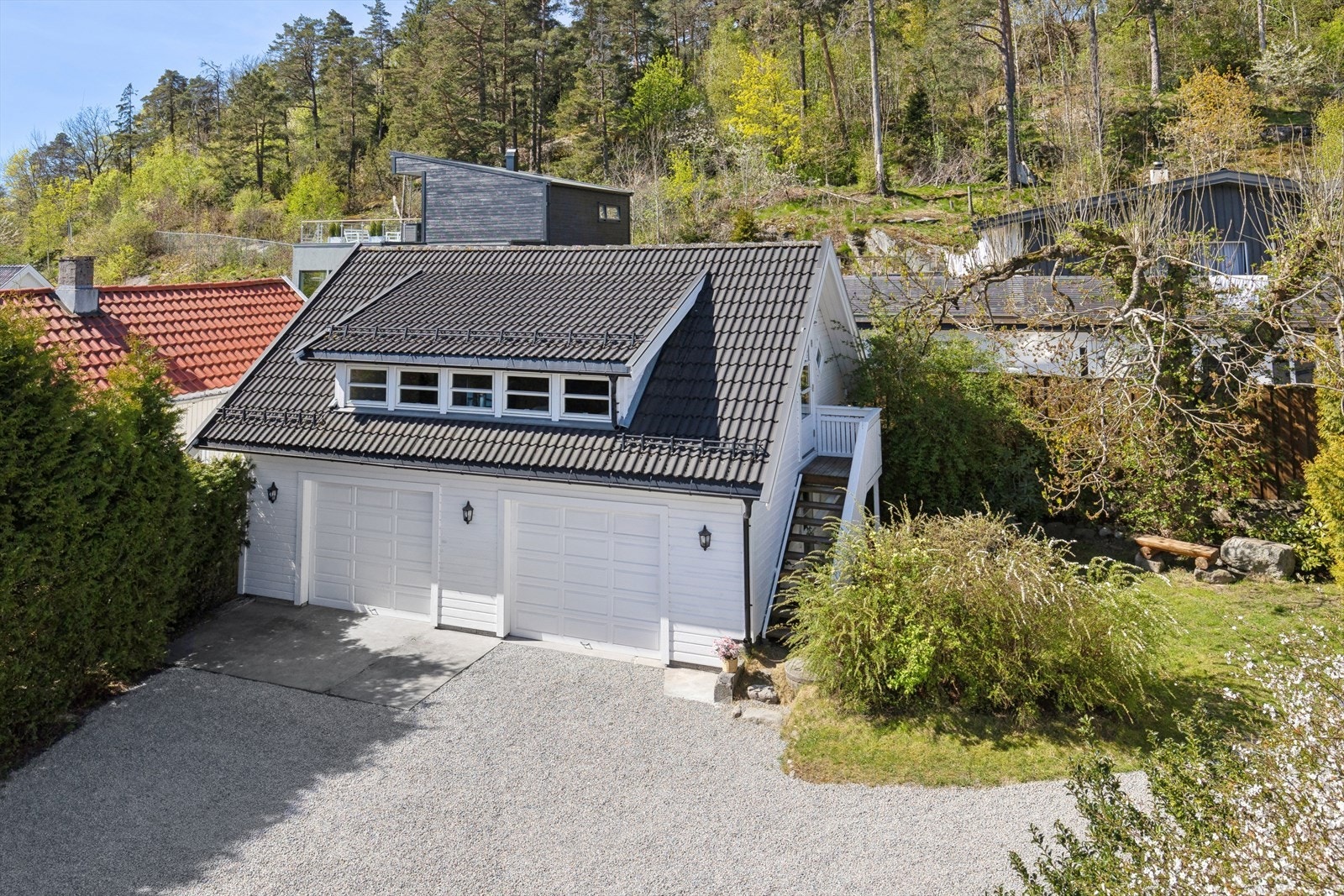 Garasjen består av en stor dobbeltgarasje med god lagringsplass nede, og hybelleilighet på loftet. Galleribilde