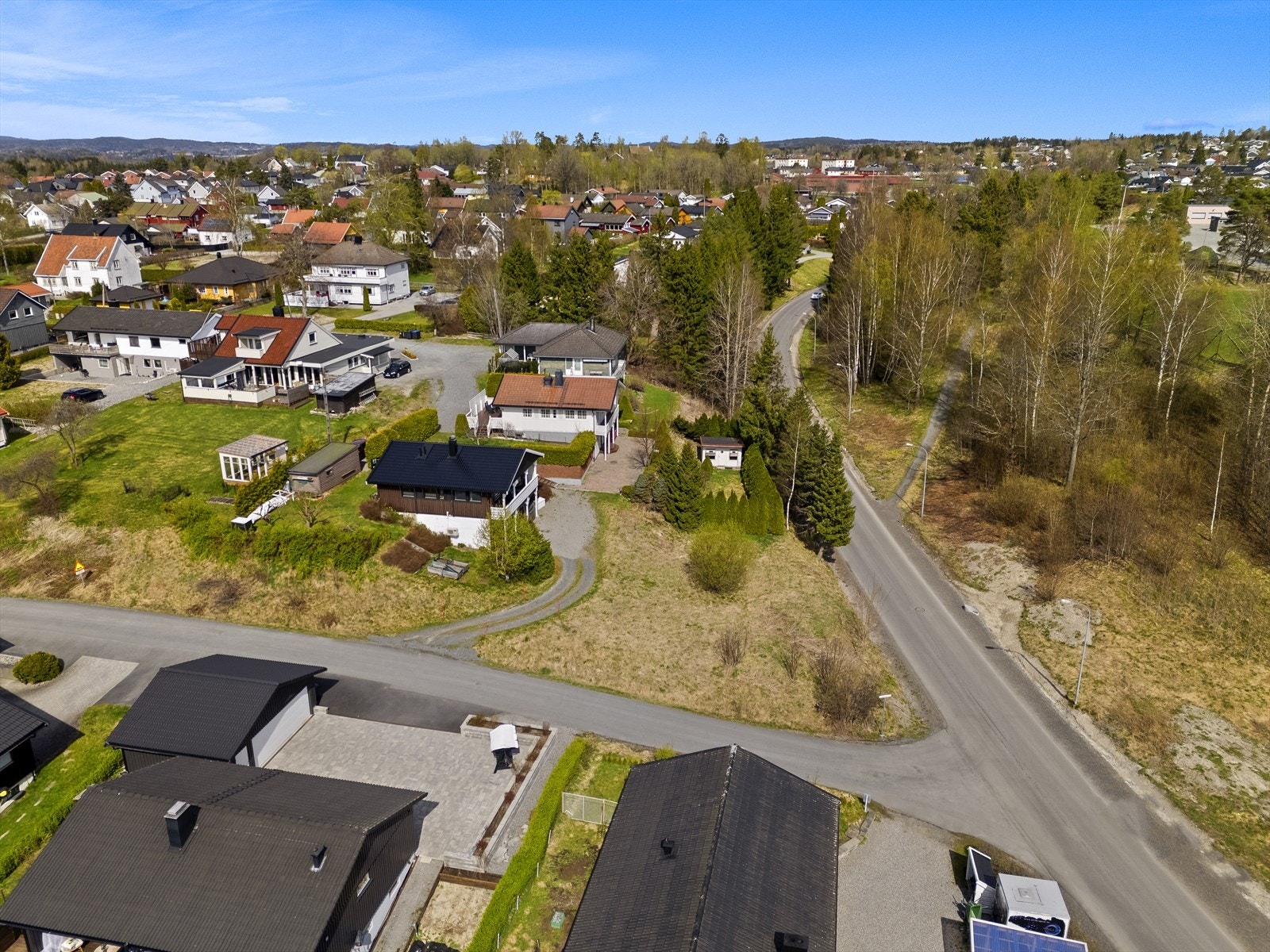 Det er egen sti til Grøtvedt skole rett ved tomten Galleribilde