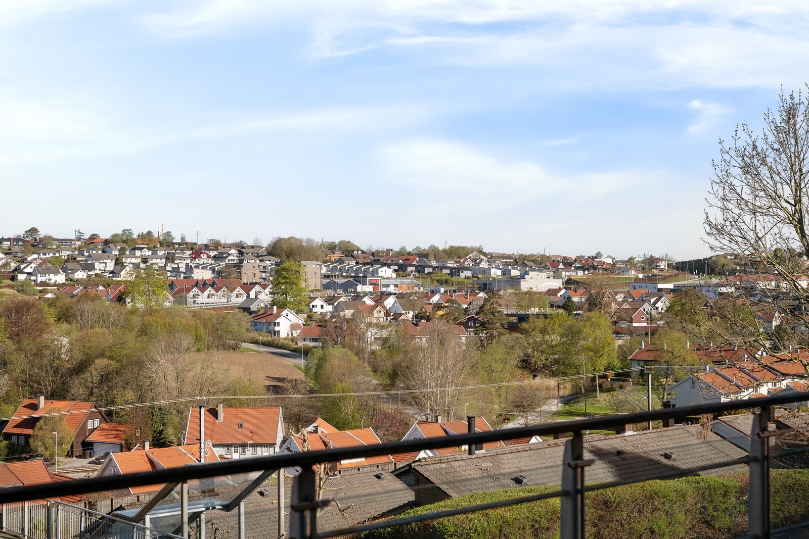 Innbydende og romslig 2-romsleilighet med stor terrasse, flott utsikt og herlige solforhold på ettermiddagen Galleribilde