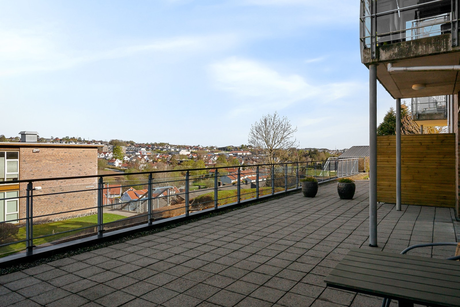 Terrassen er på hele 50 kvm og gir rikelig med plass til utemøbler, og er en perfekt plass å nyte fine dager Galleribilde