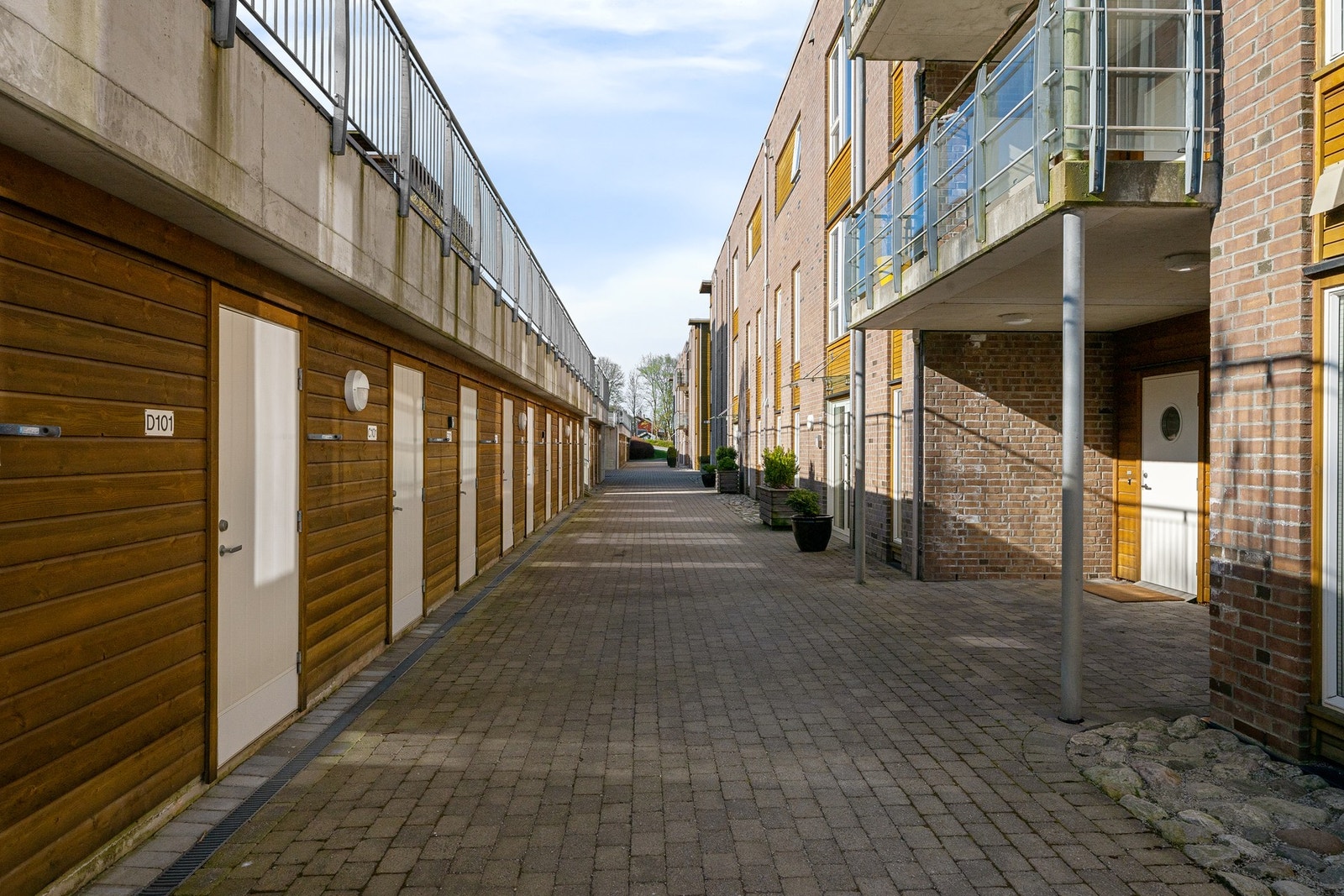 Utvendig bod (D101) like ved inngangspartiet Galleribilde