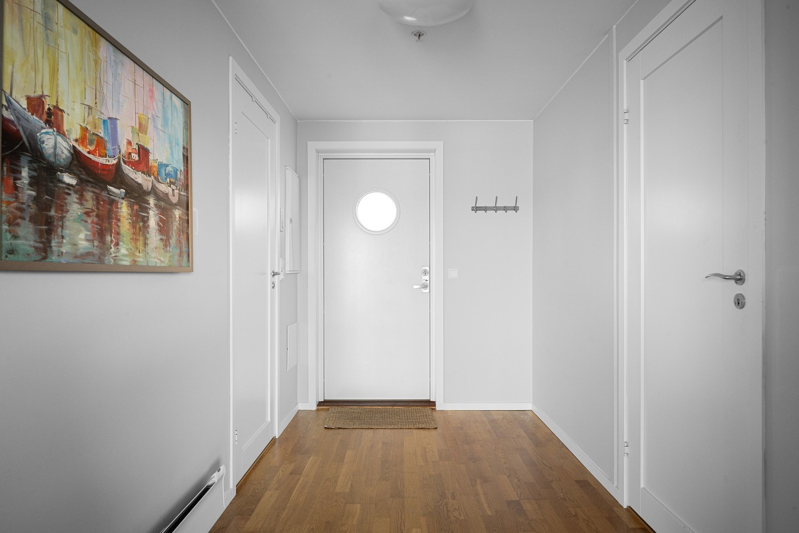 Lys og innbydende entré/gang med god plass til yttertøy og garderobeløsning Galleribilde
