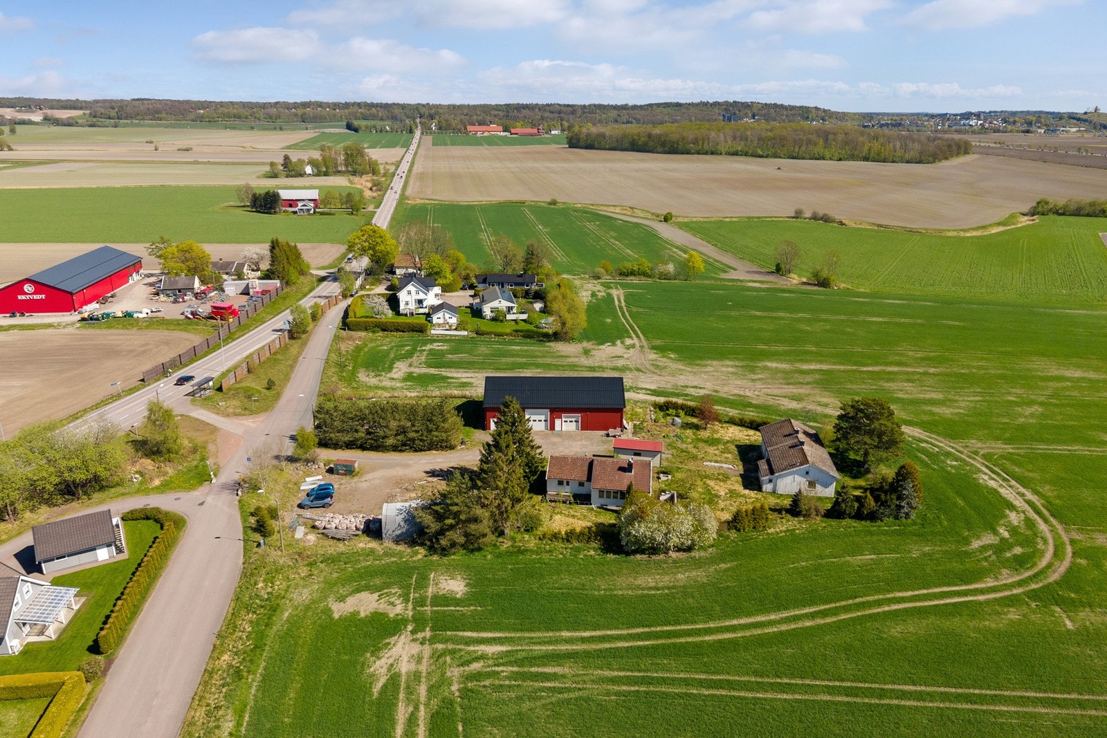 Sjelden mulighet ved Sem! Eiendom på ca. 4.5 mål, driftsbygning fra 2020 og 2 eldre boliger - skap din drømmeplass! Galleribilde