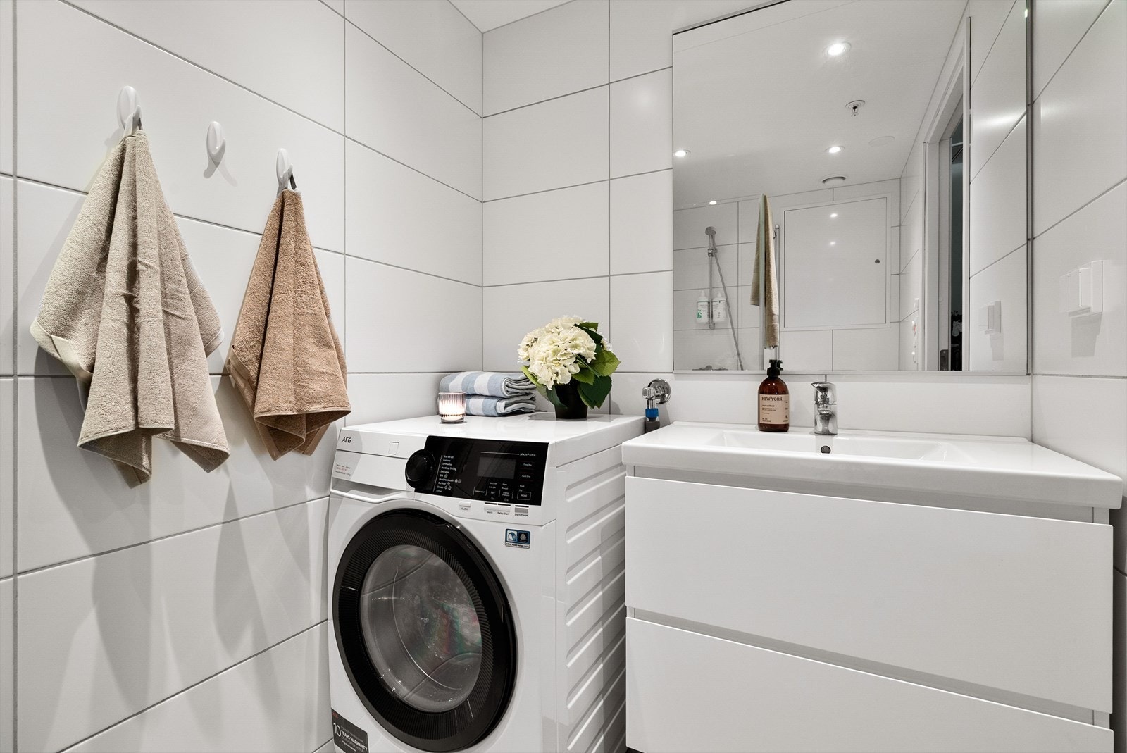 Badet har varmekabler i gulv og downlights i himling. Galleribilde