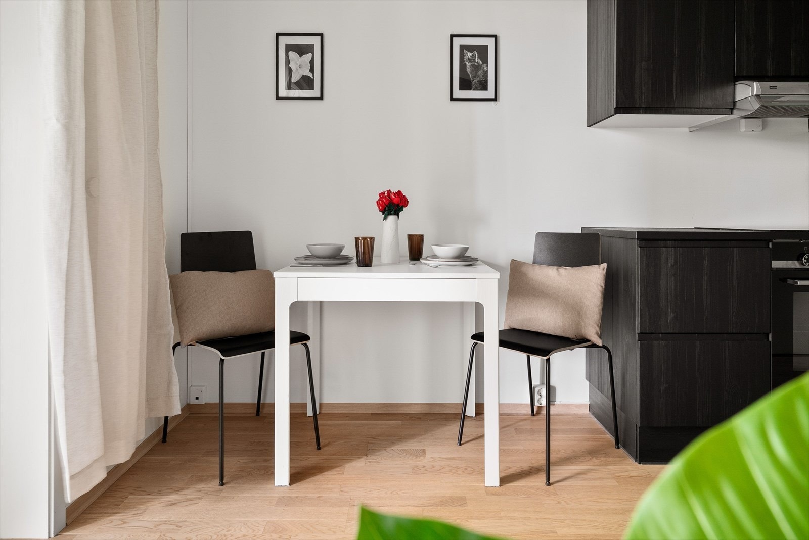 Det er plass til en mindre spisegruppe ved kjøkkenet. Galleribilde