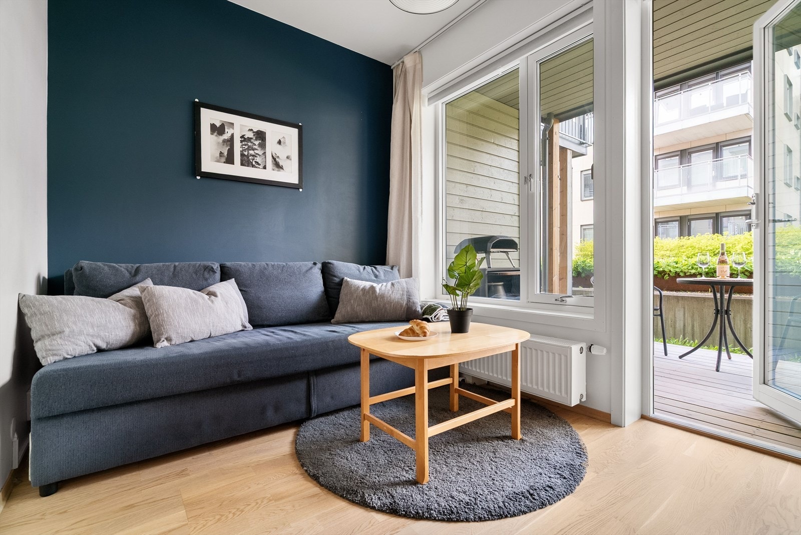 Store vindusflater gir godt med lysinnslipp til stuen. Galleribilde