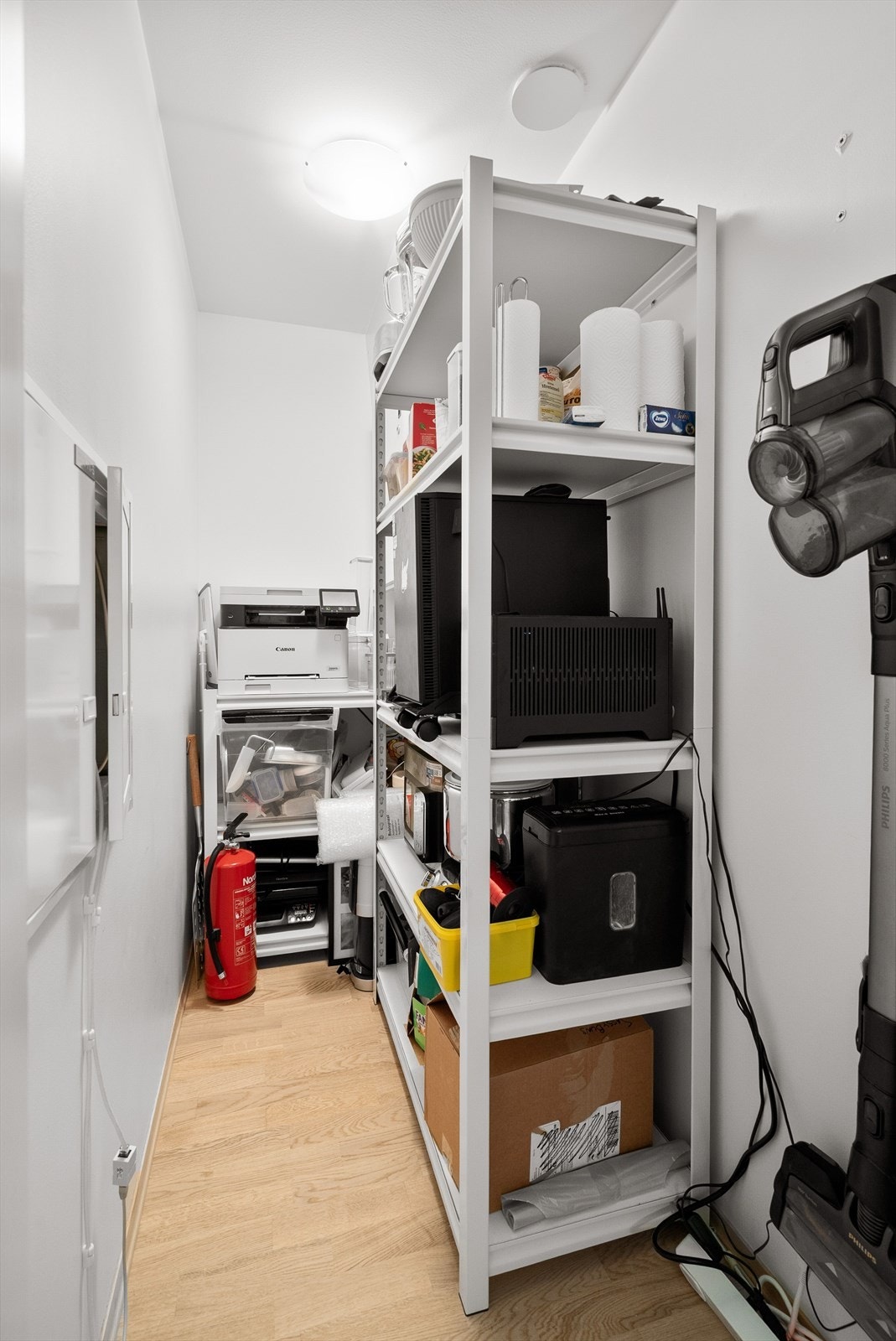 Boligen har en praktisk innvendig bod samt en bod i kjelleren på ca. 5 kvm. Bredbåndsavtalen gjennom sameiet er fiber. Galleribilde