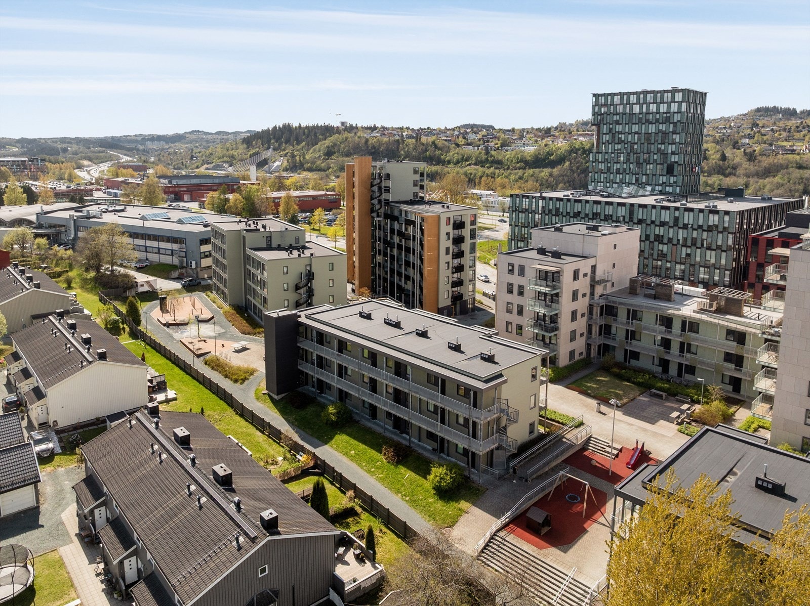 Dagligvarebutikkene Kiwi og Rema 1000 Sorgenfri ligger ca. 2 minutter unna til fots. Galleribilde
