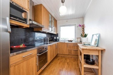 Moderne kjøkken med alle hvitevarer Galleribilde