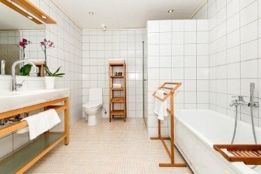 Bad med separat dusj og badekar Galleribilde