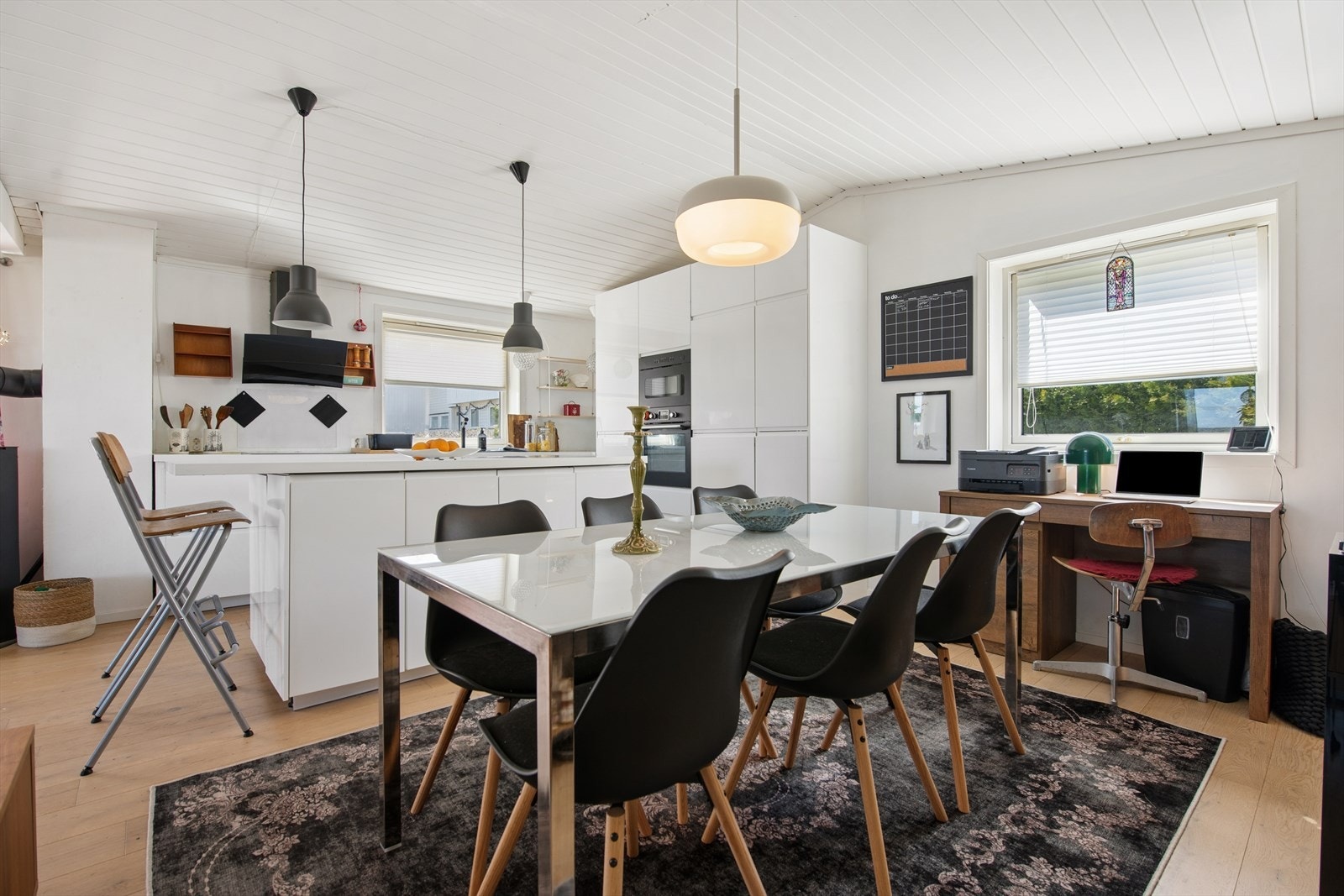 Kjøkkeninnredningen har en slitesterk, laminert benkeplate. Galleribilde