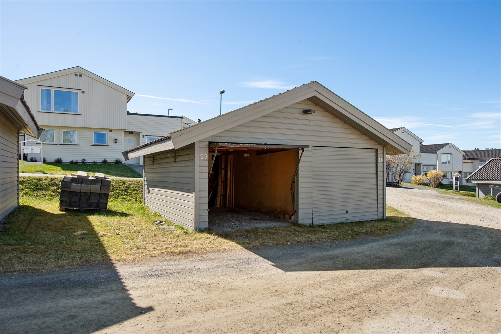 Det medfølger en garasjeplass i fellesanlegg, ca. 100 meter fra boligen. Galleribilde