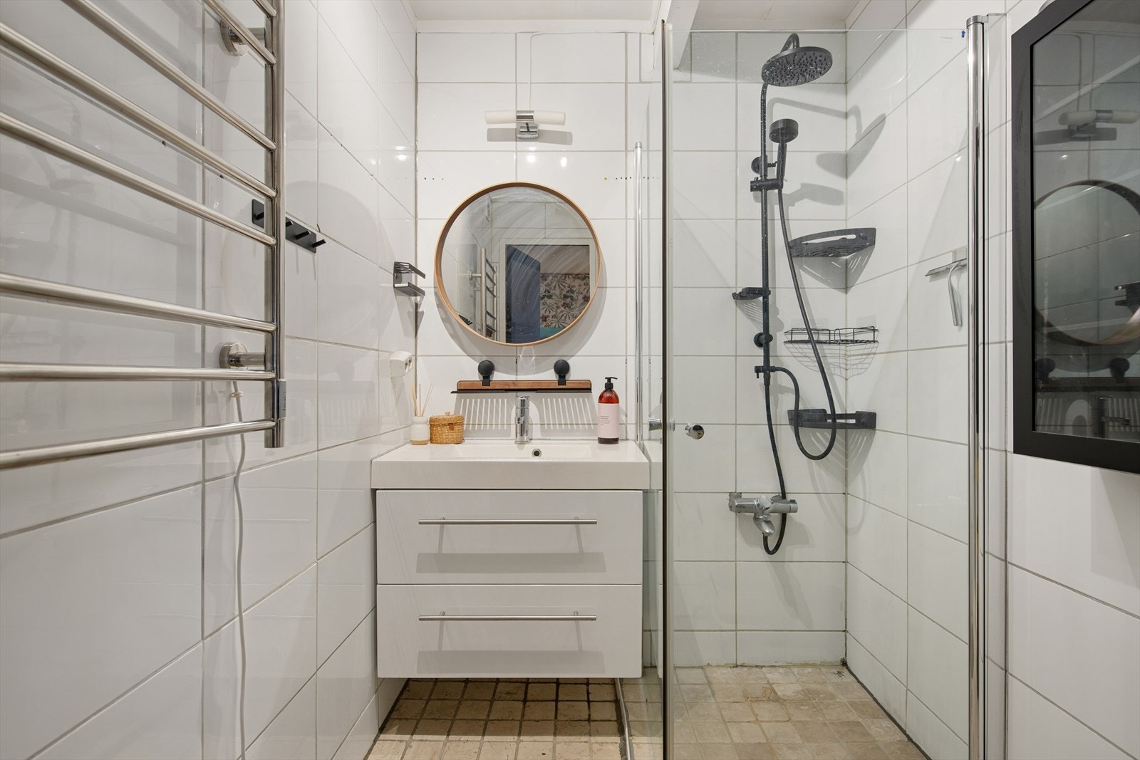 Badet i underetasjen ble oppgradert med nye overflater i 2016. Her er det fliser på gulv og vegger, samt gulvvarme. Galleribilde