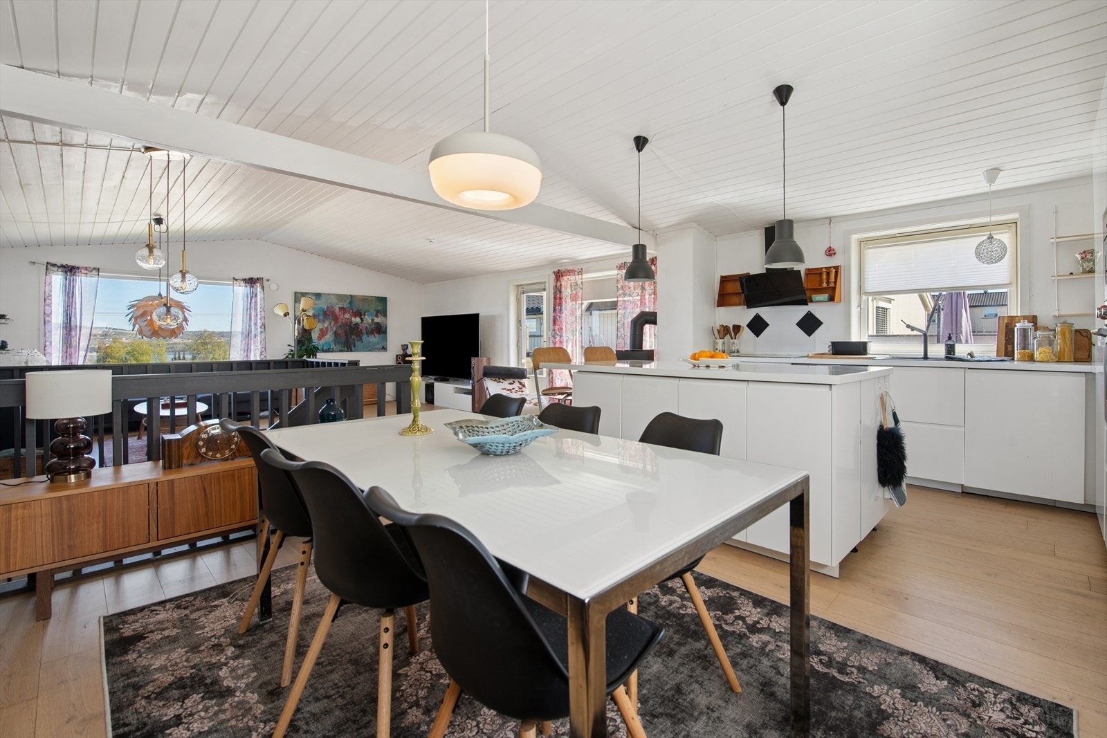 Spisestuen ligger i åpen forbindelse med kjøkkenet og stuen. Galleribilde