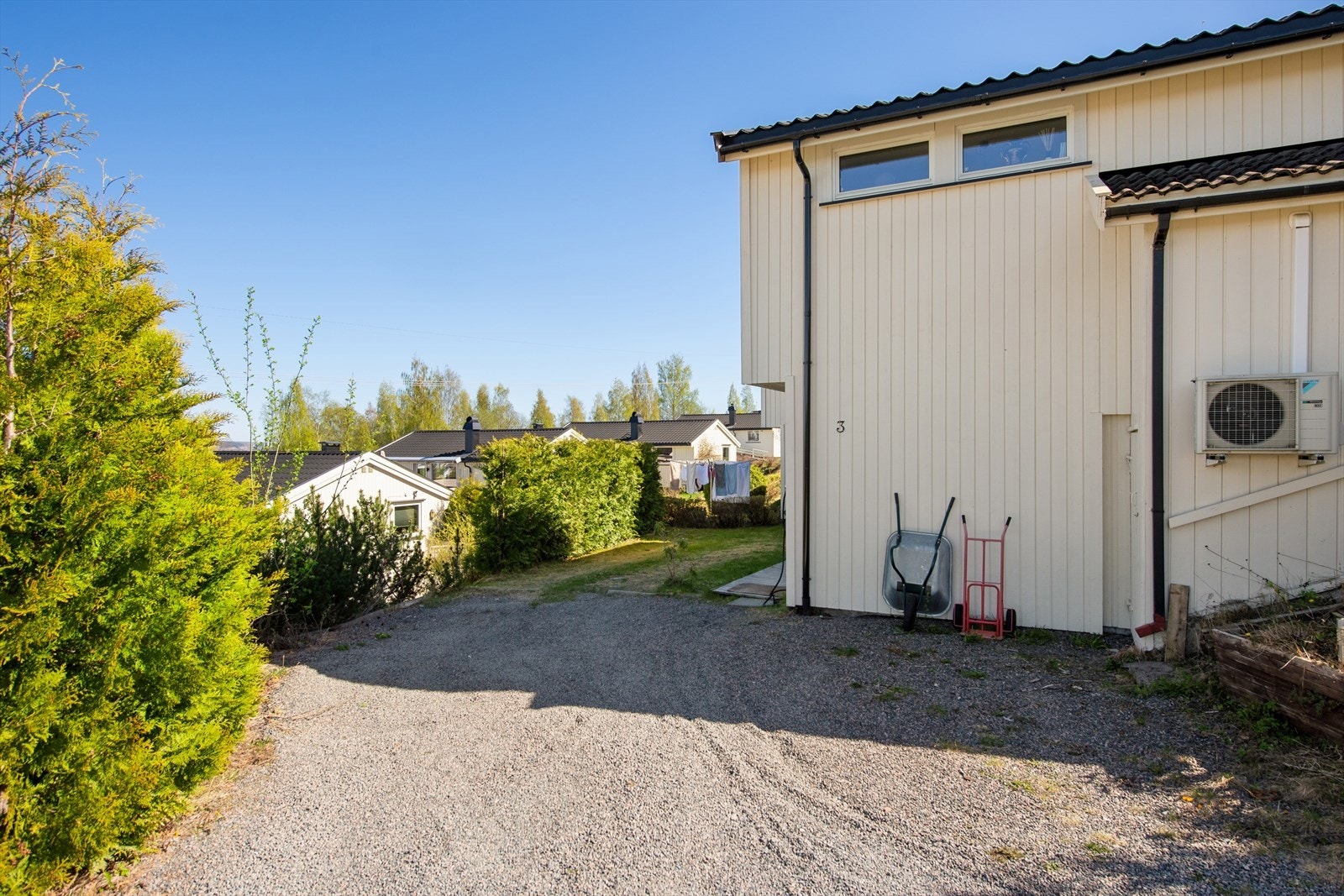 Ved inngangspartiet er det en terrasseplatting på ca. 10 m², etablert i 2016. Galleribilde