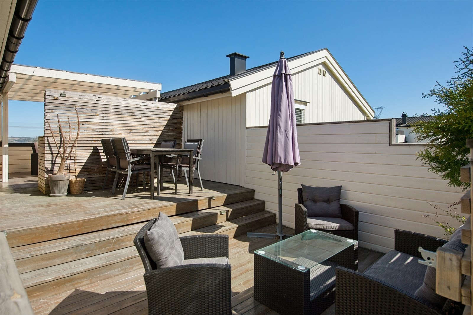 Boligen har en stor takterrasse på 38 m². Terrassegulv og deler av overbygget ble fornyet i 2016. Galleribilde