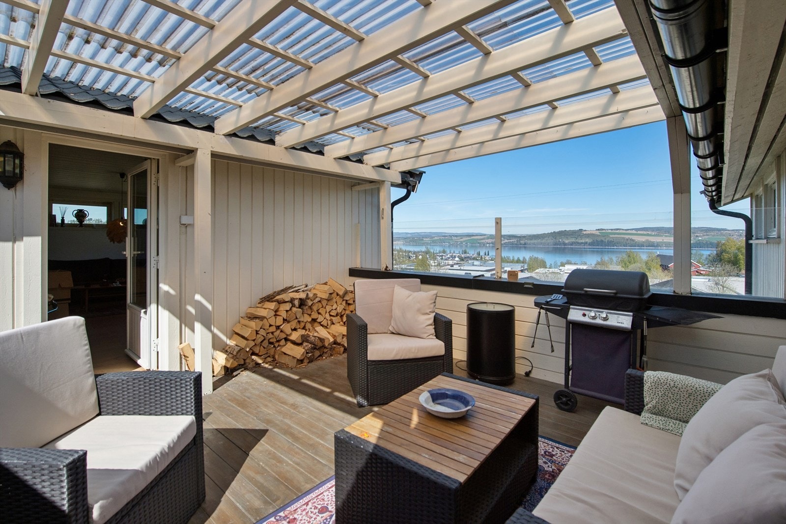 Den sørøstvendte takterrassen har direkte utgang fra stuen og en fantastisk utsikt. Galleribilde