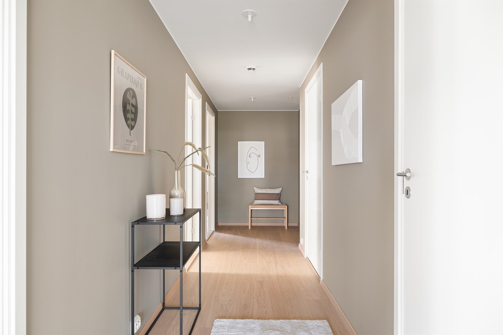 Elegant entrésone som gir et rolig og eksklusivt førsteinntrykk av boligen. Galleribilde